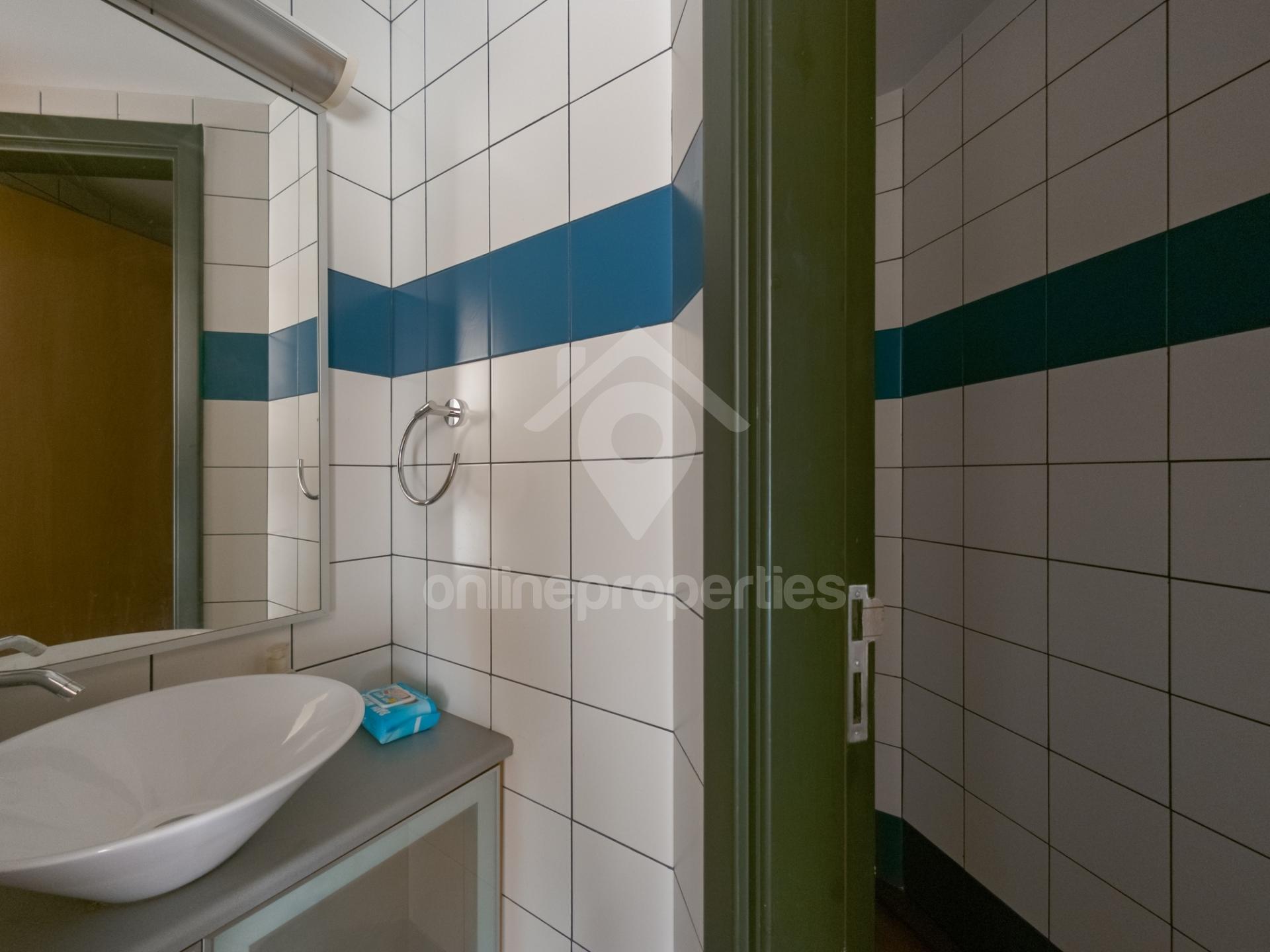 To change image, hover mouse over thumbnails below