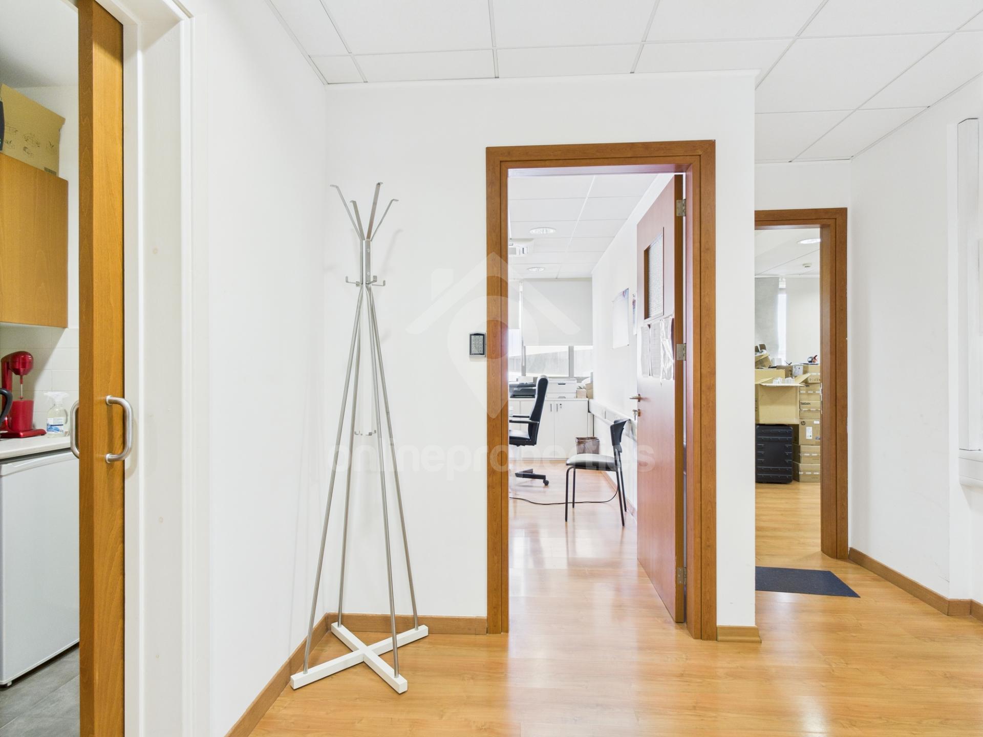 To change image, hover mouse over thumbnails below