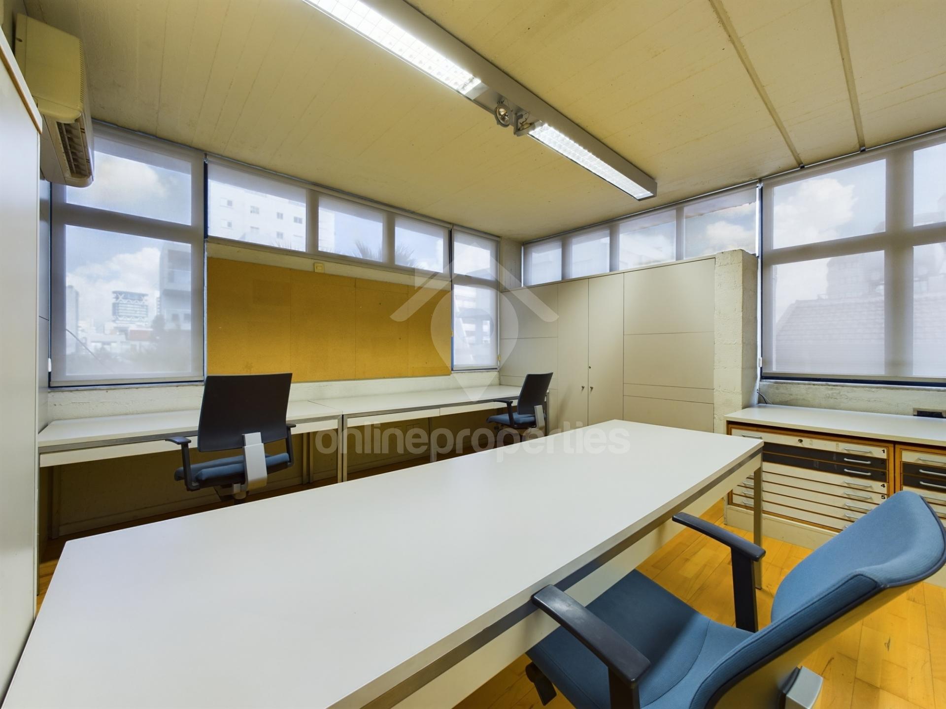 To change image, hover mouse over thumbnails below