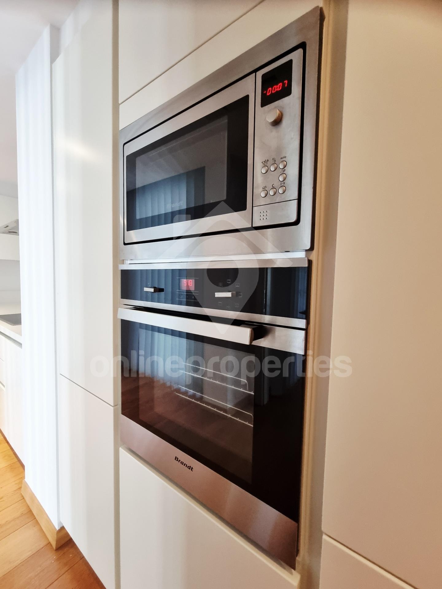 To change image, hover mouse over thumbnails below