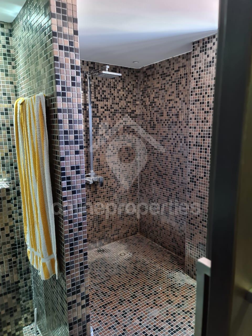 To change image, hover mouse over thumbnails below