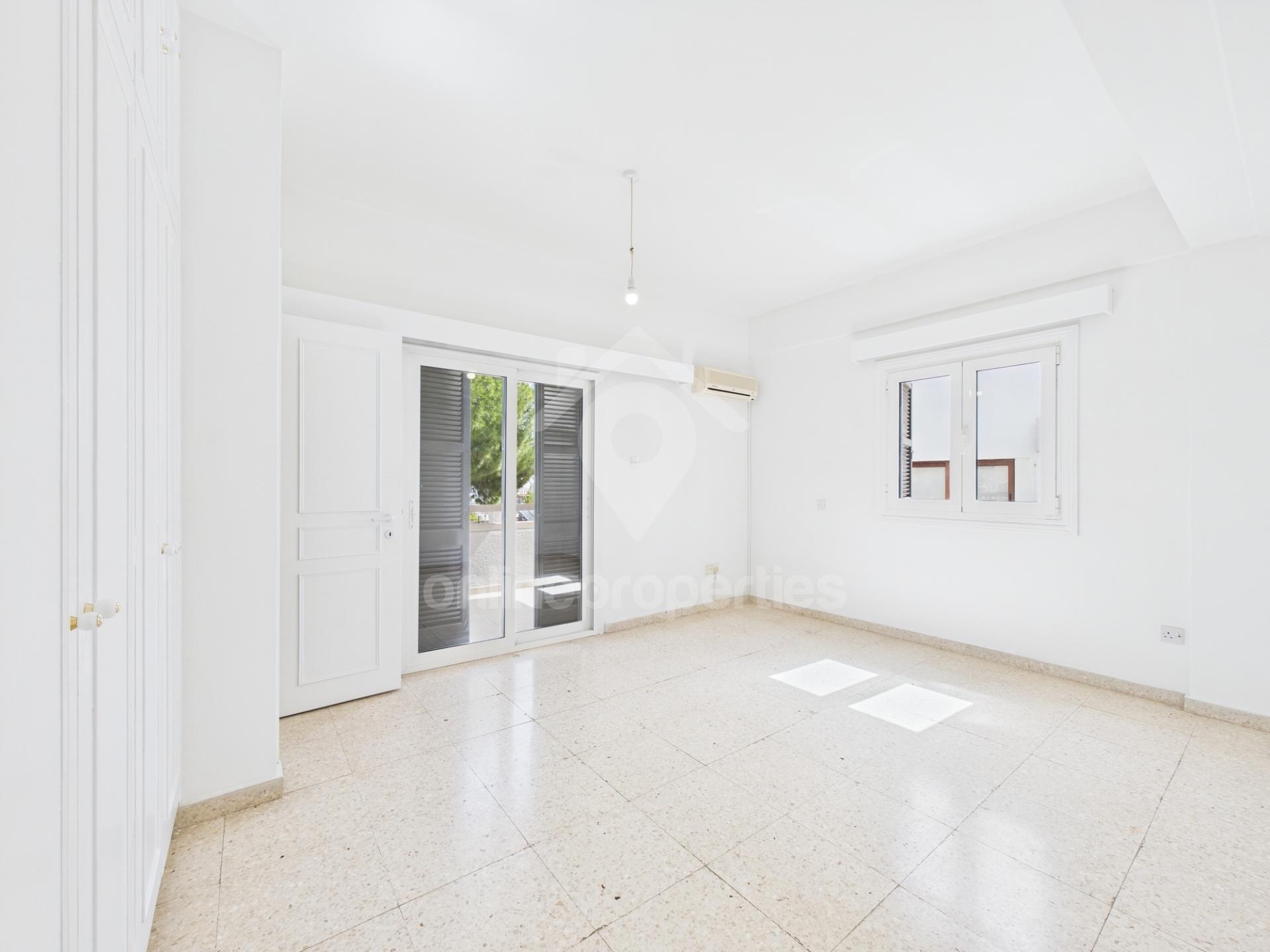 To change image, hover mouse over thumbnails below