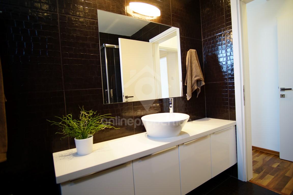 To change image, hover mouse over thumbnails below