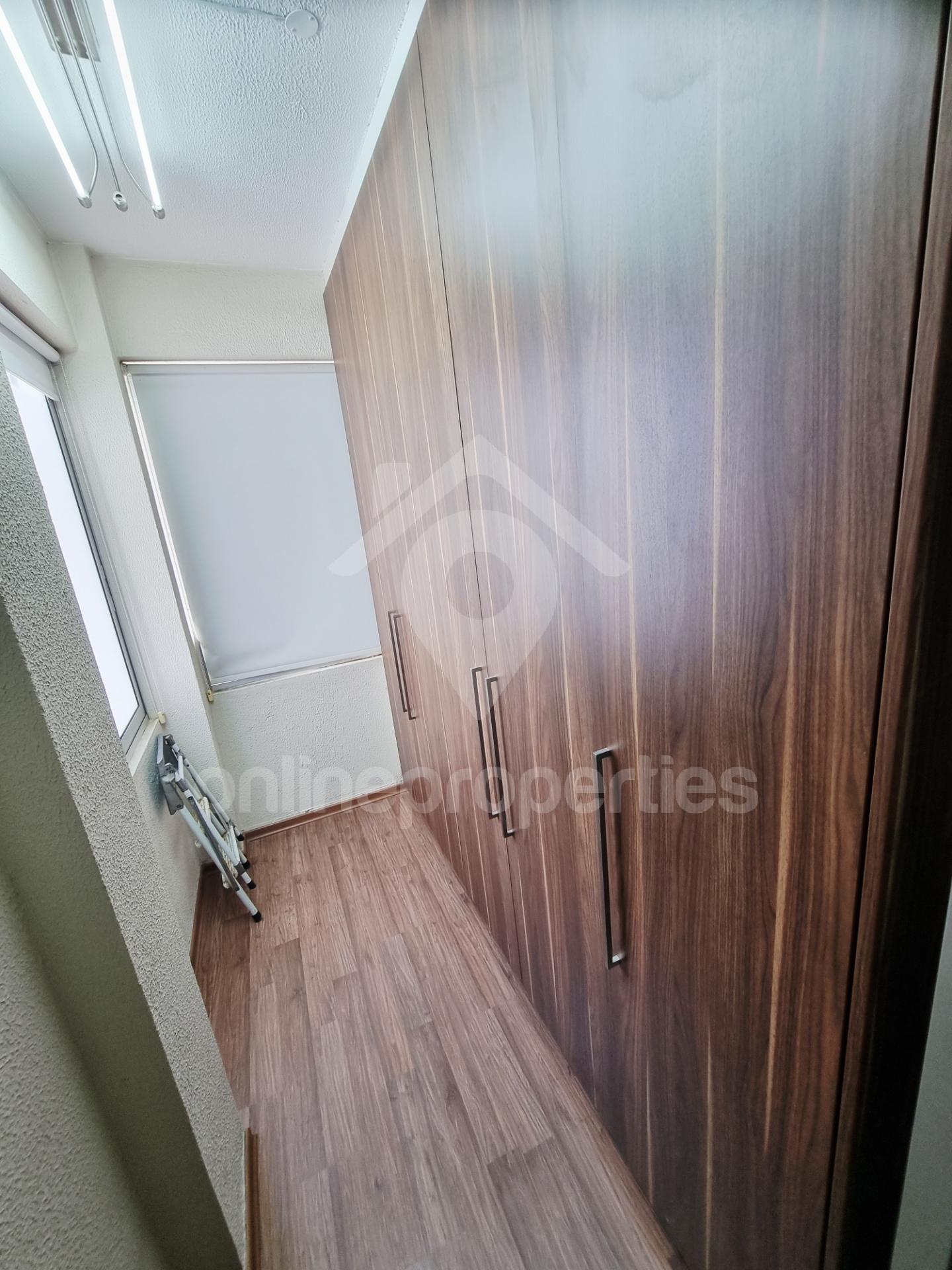 To change image, hover mouse over thumbnails below