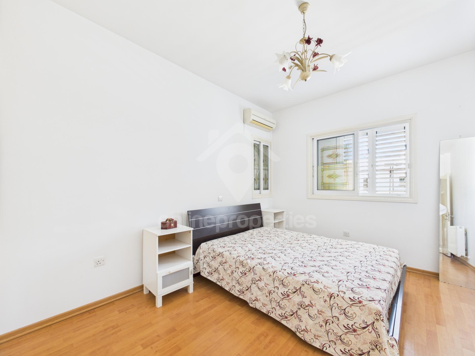 To change image, hover mouse over thumbnails below