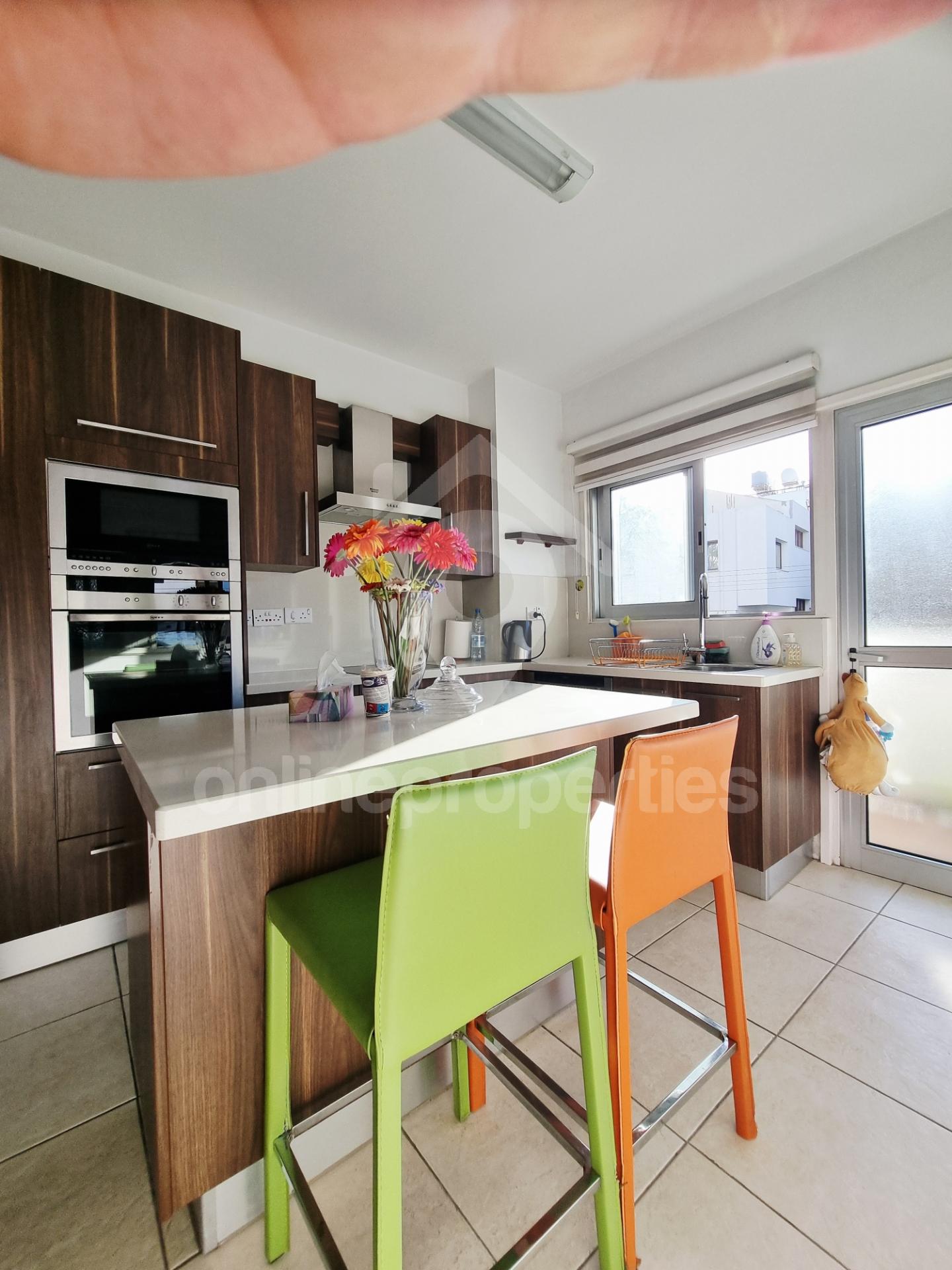 To change image, hover mouse over thumbnails below