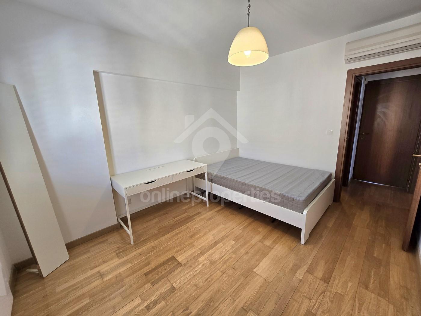 To change image, hover mouse over thumbnails below