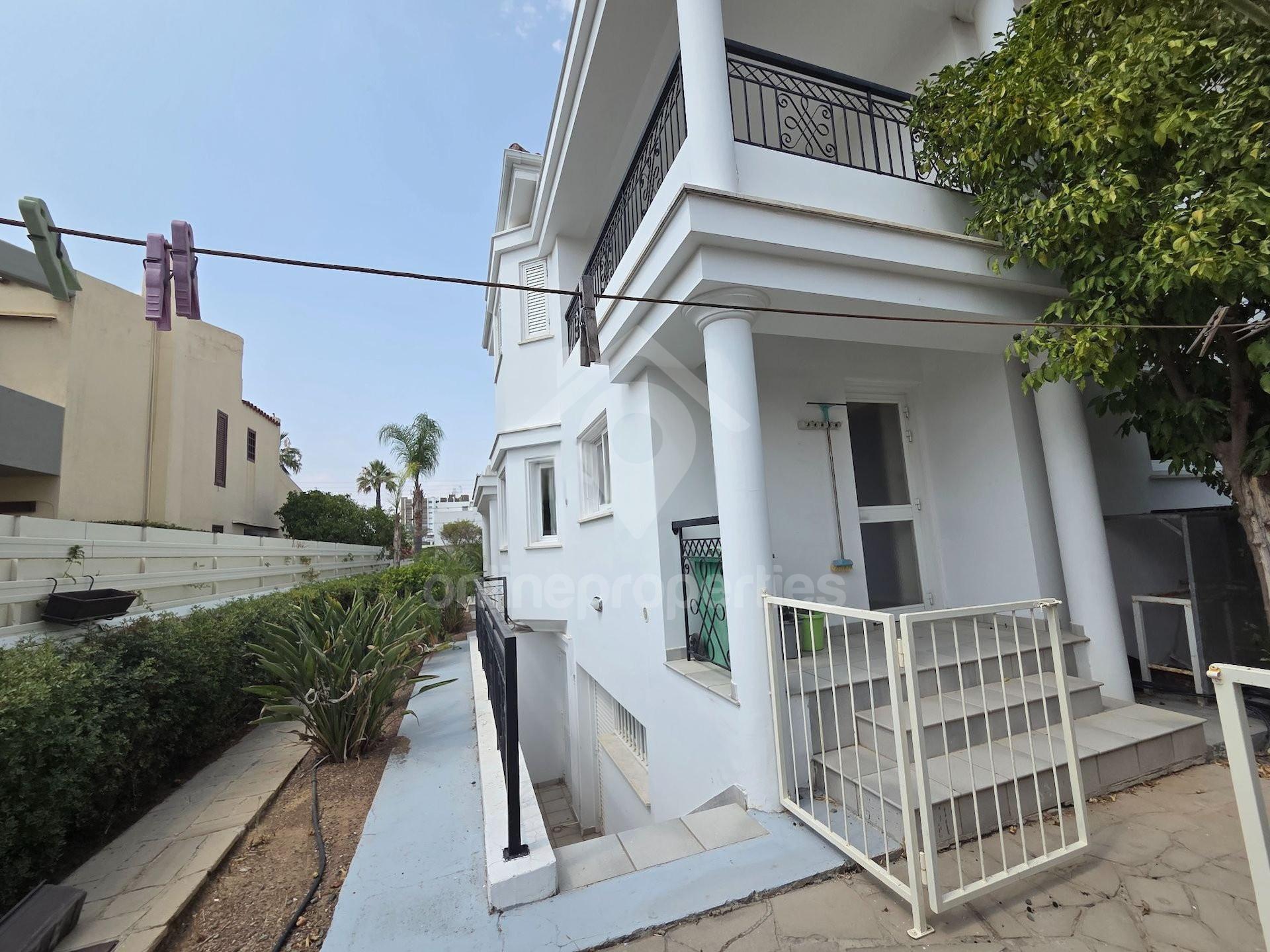 To change image, hover mouse over thumbnails below