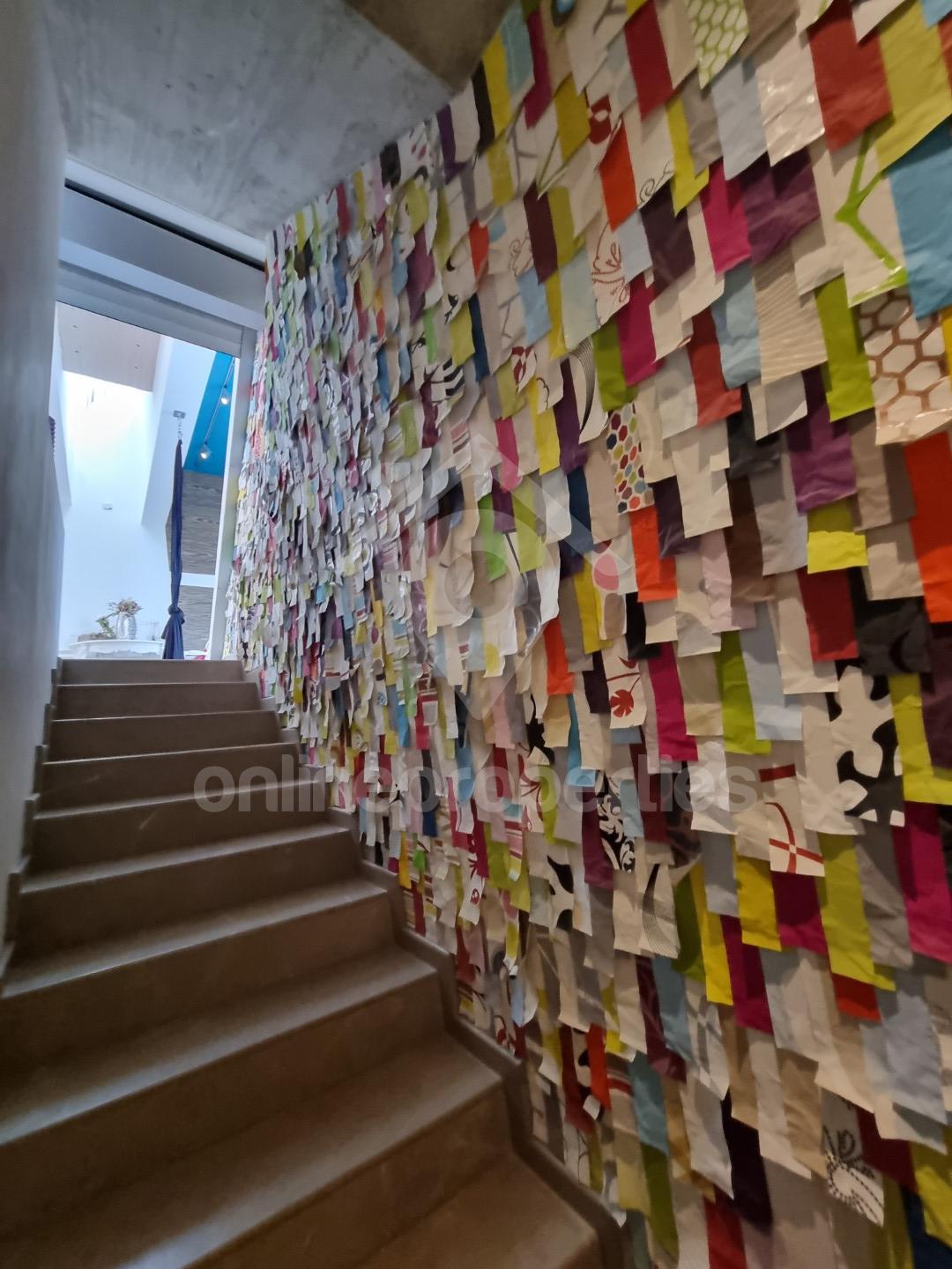 To change image, hover mouse over thumbnails below