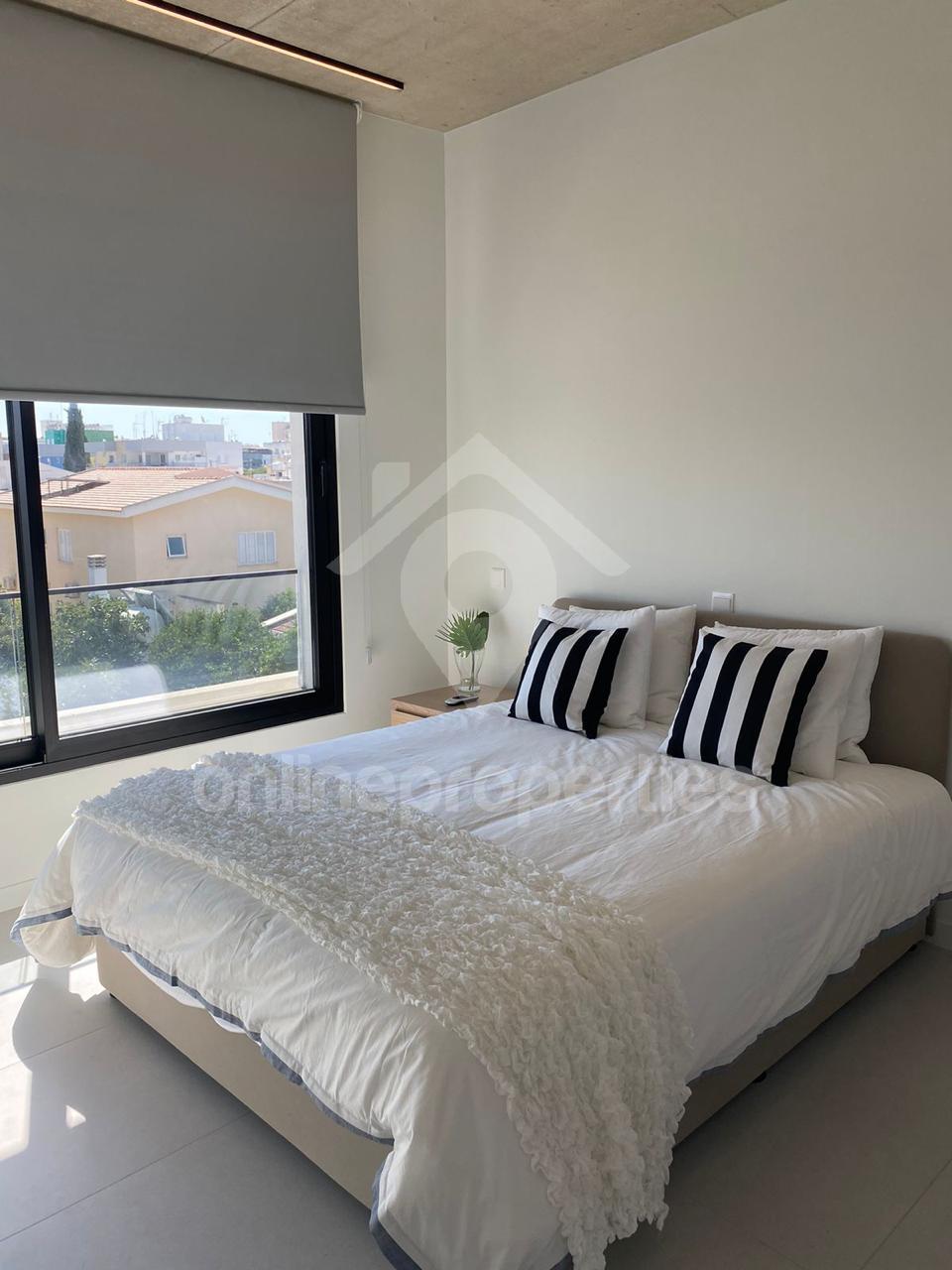 To change image, hover mouse over thumbnails below