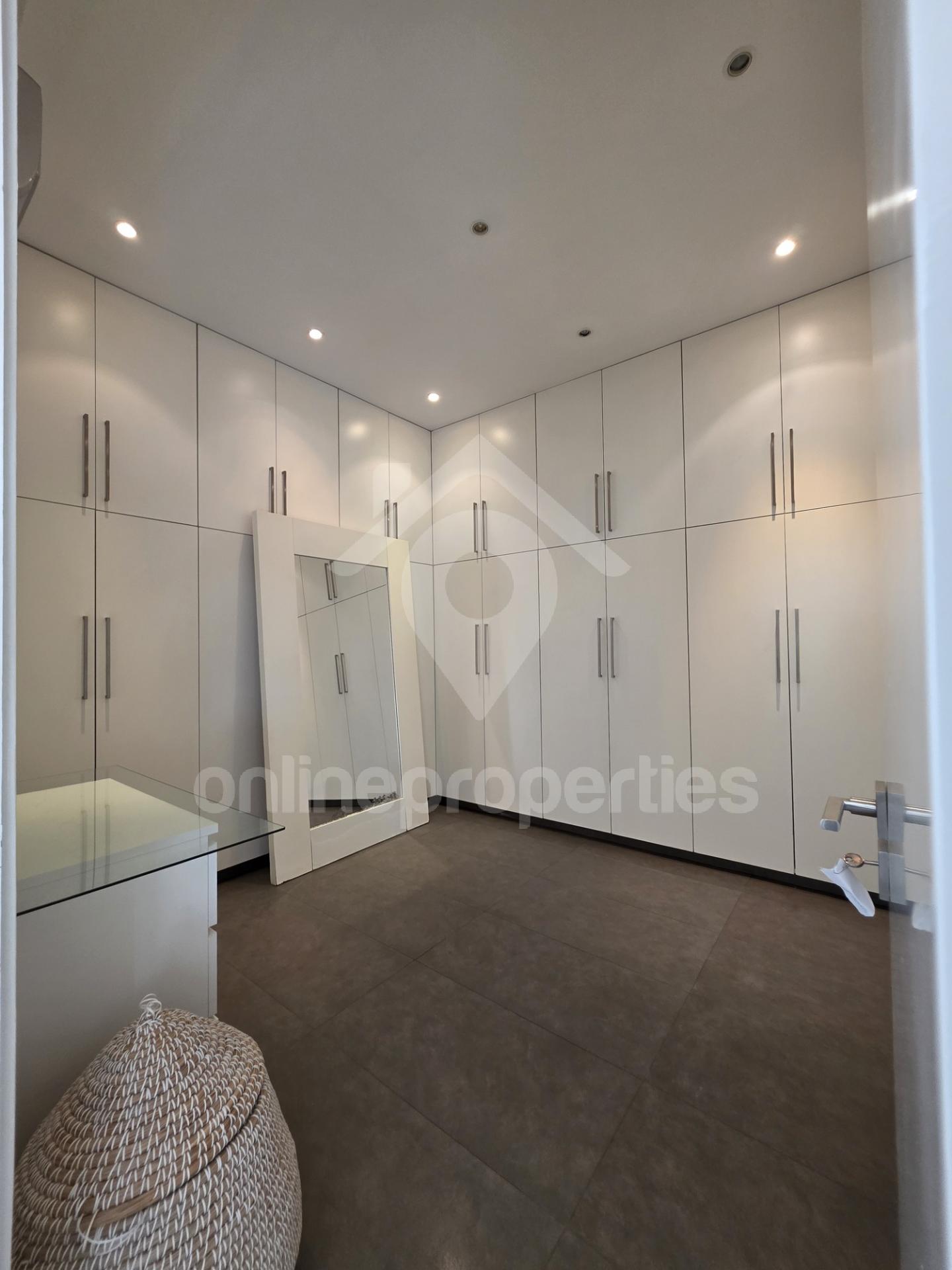 To change image, hover mouse over thumbnails below