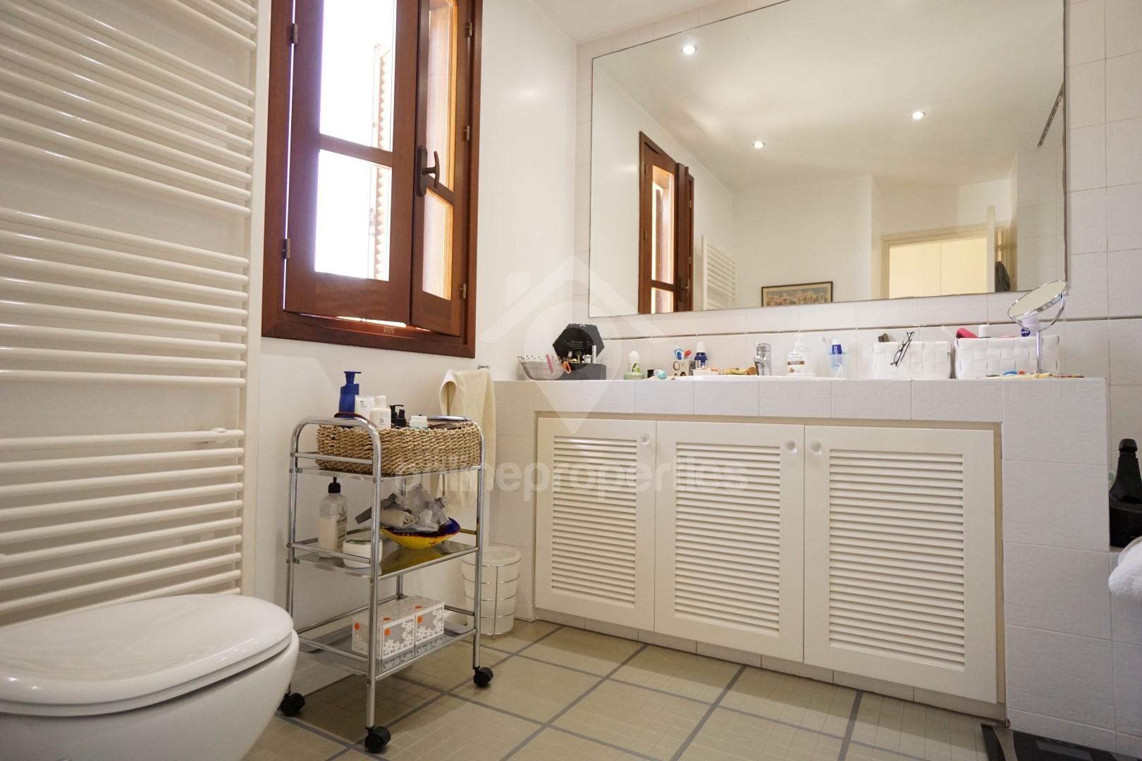 To change image, hover mouse over thumbnails below