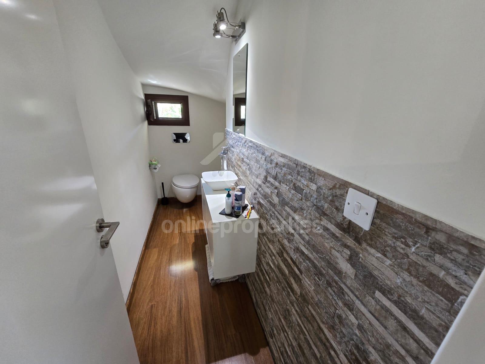 To change image, hover mouse over thumbnails below