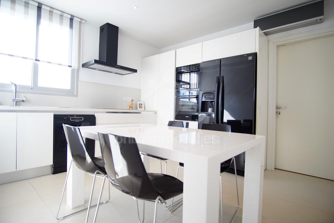 To change image, hover mouse over thumbnails below