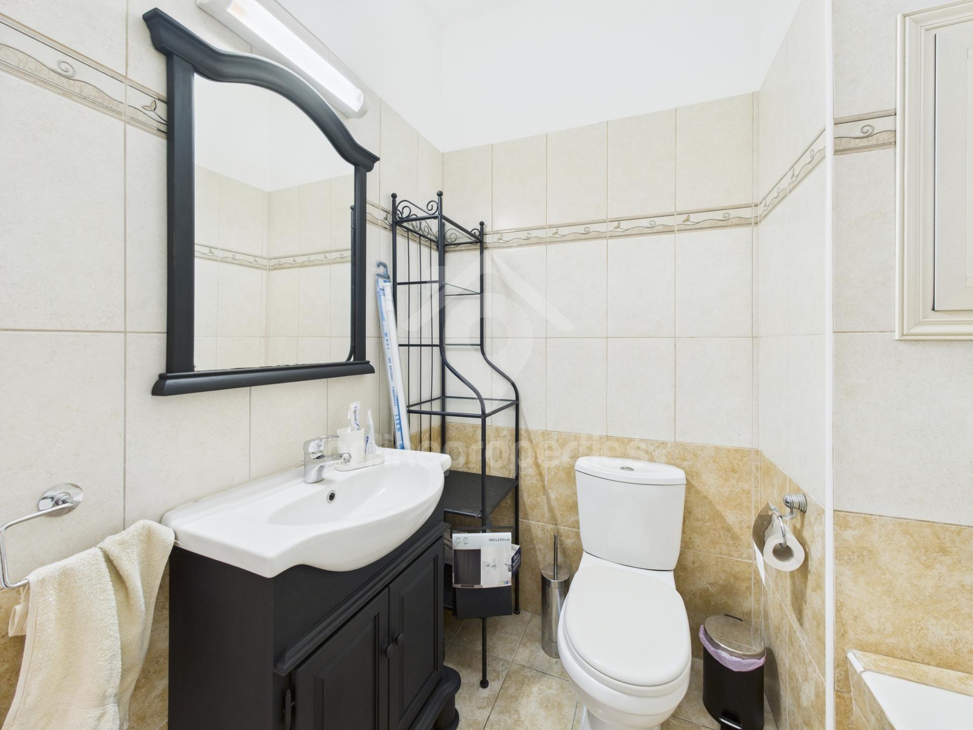 To change image, hover mouse over thumbnails below