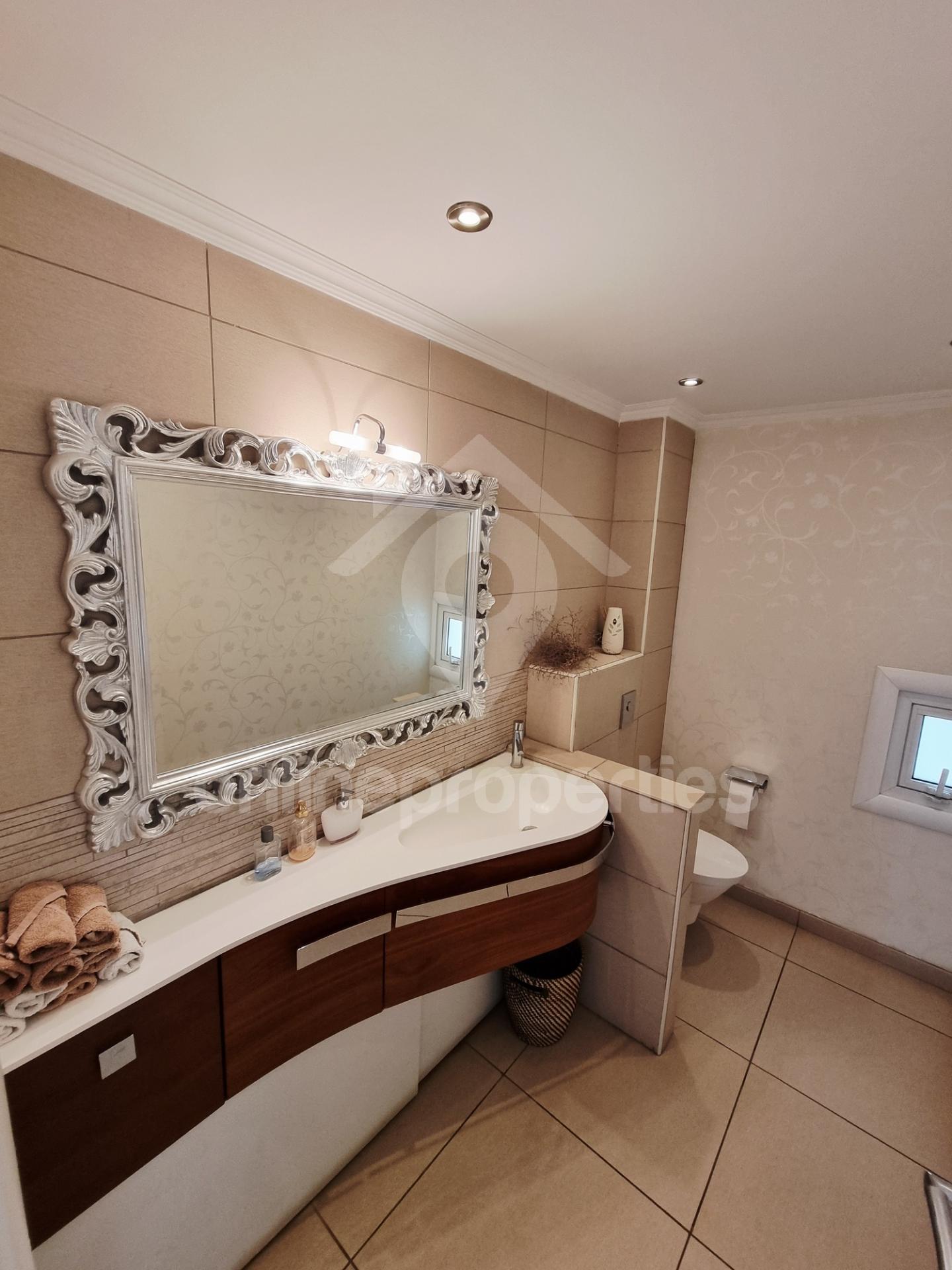 To change image, hover mouse over thumbnails below