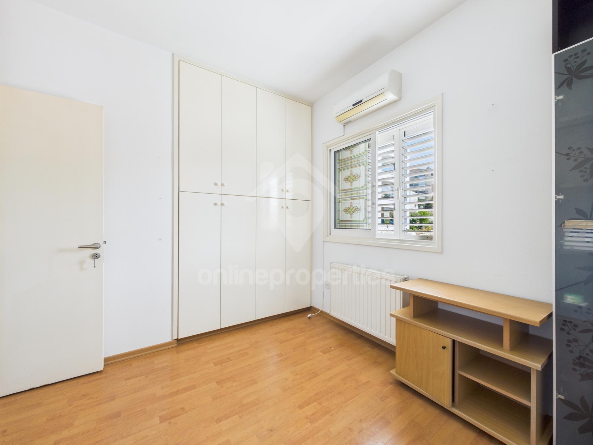 To change image, hover mouse over thumbnails below