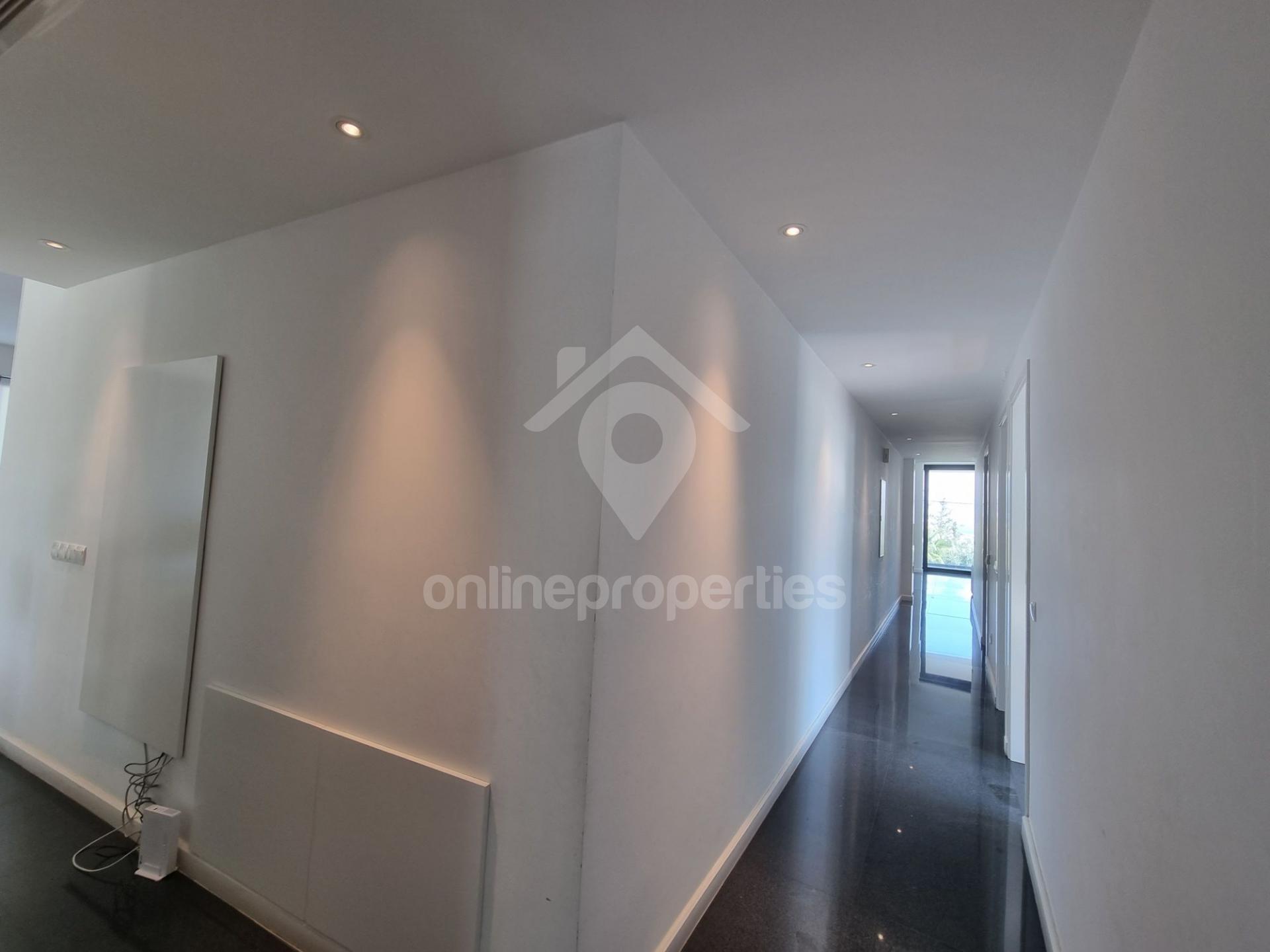 To change image, hover mouse over thumbnails below