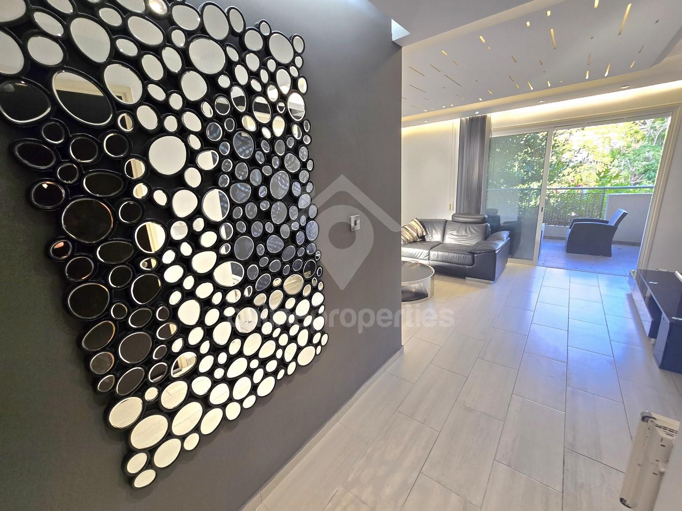 To change image, hover mouse over thumbnails below