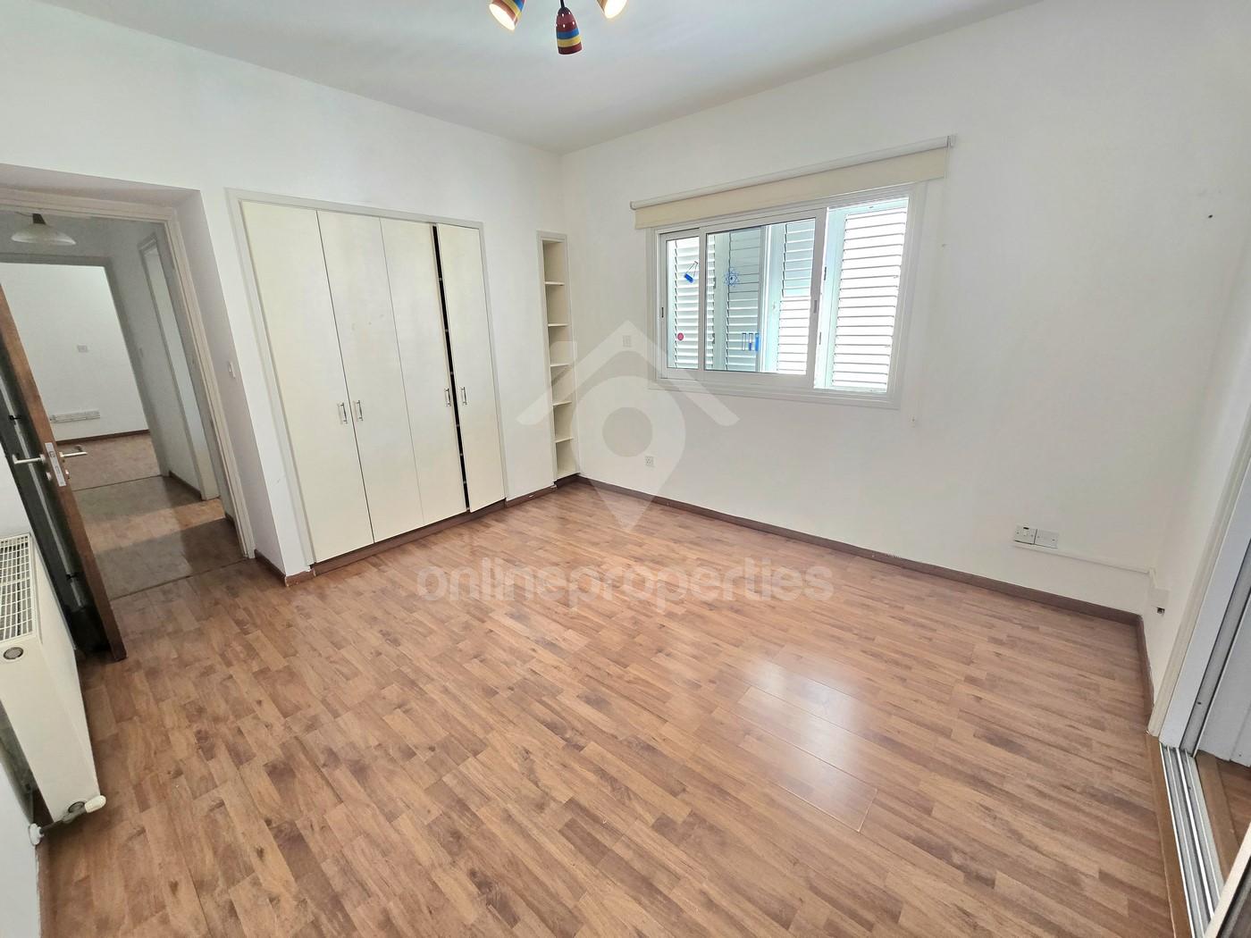 To change image, hover mouse over thumbnails below