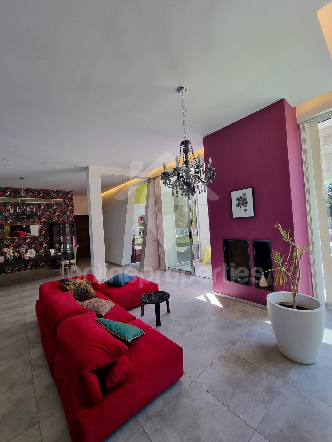 To change image, hover mouse over thumbnails below