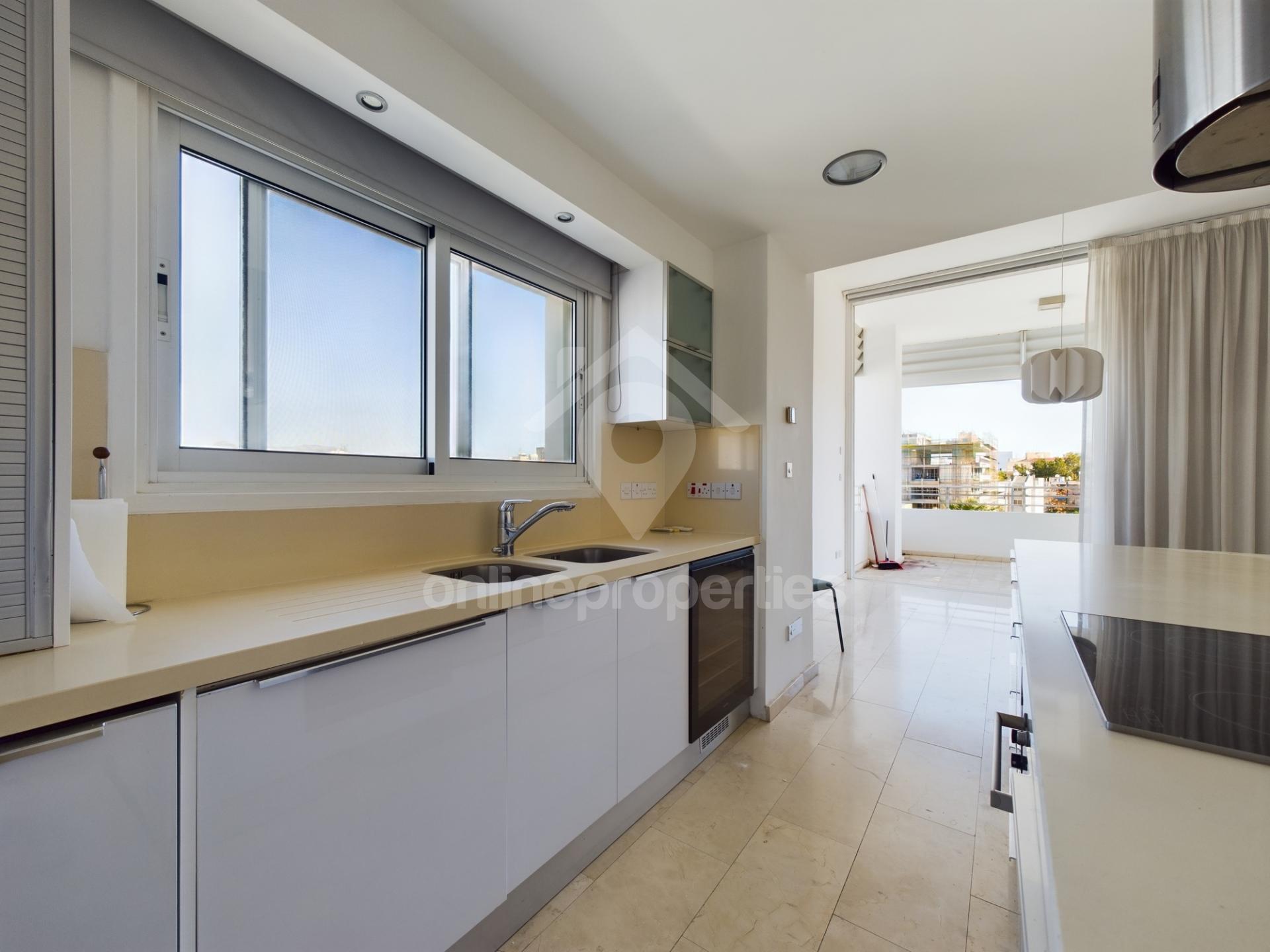 To change image, hover mouse over thumbnails below