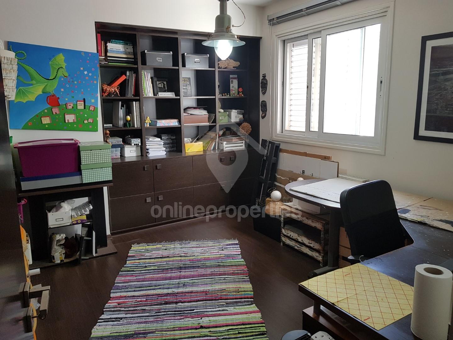 To change image, hover mouse over thumbnails below