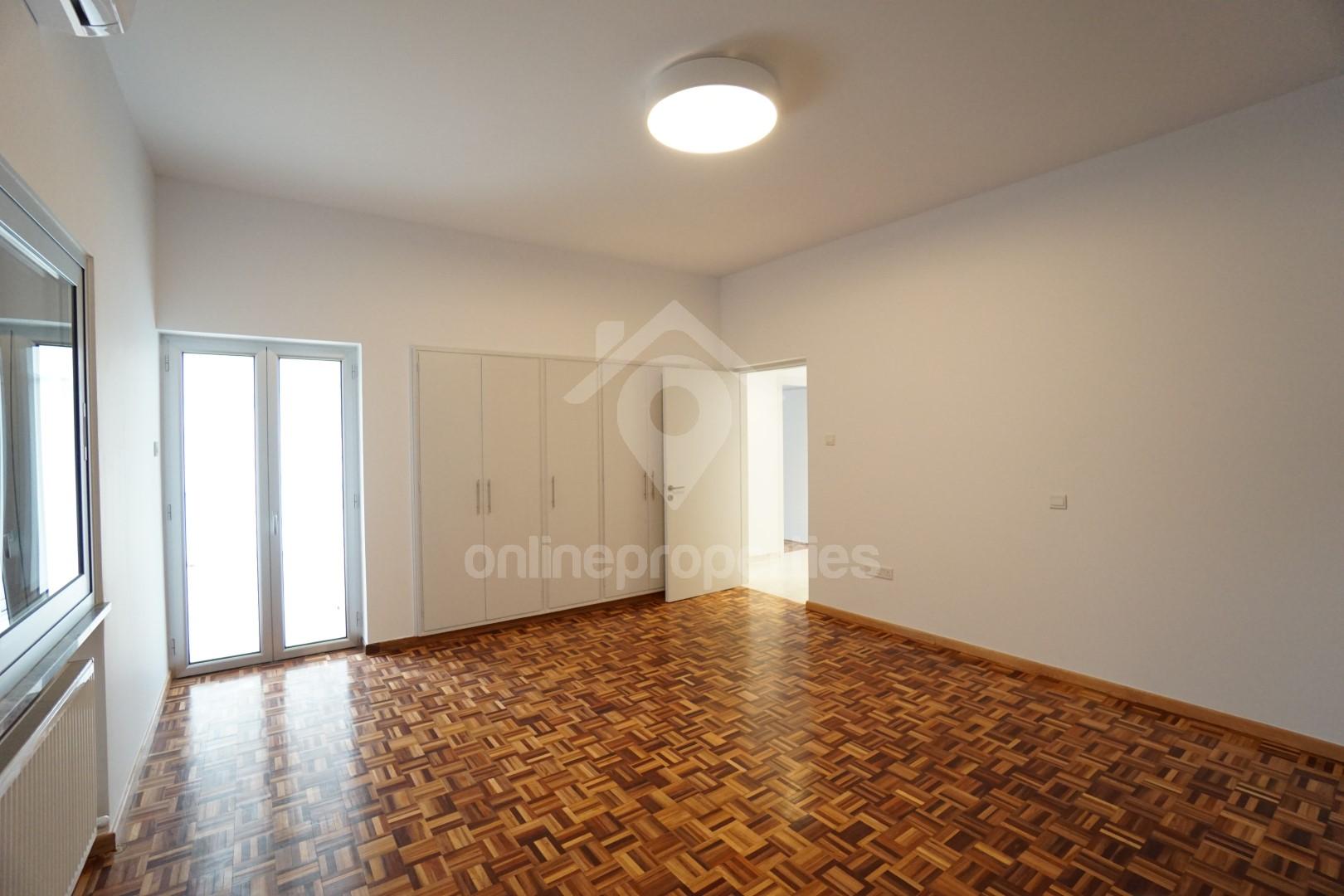 To change image, hover mouse over thumbnails below