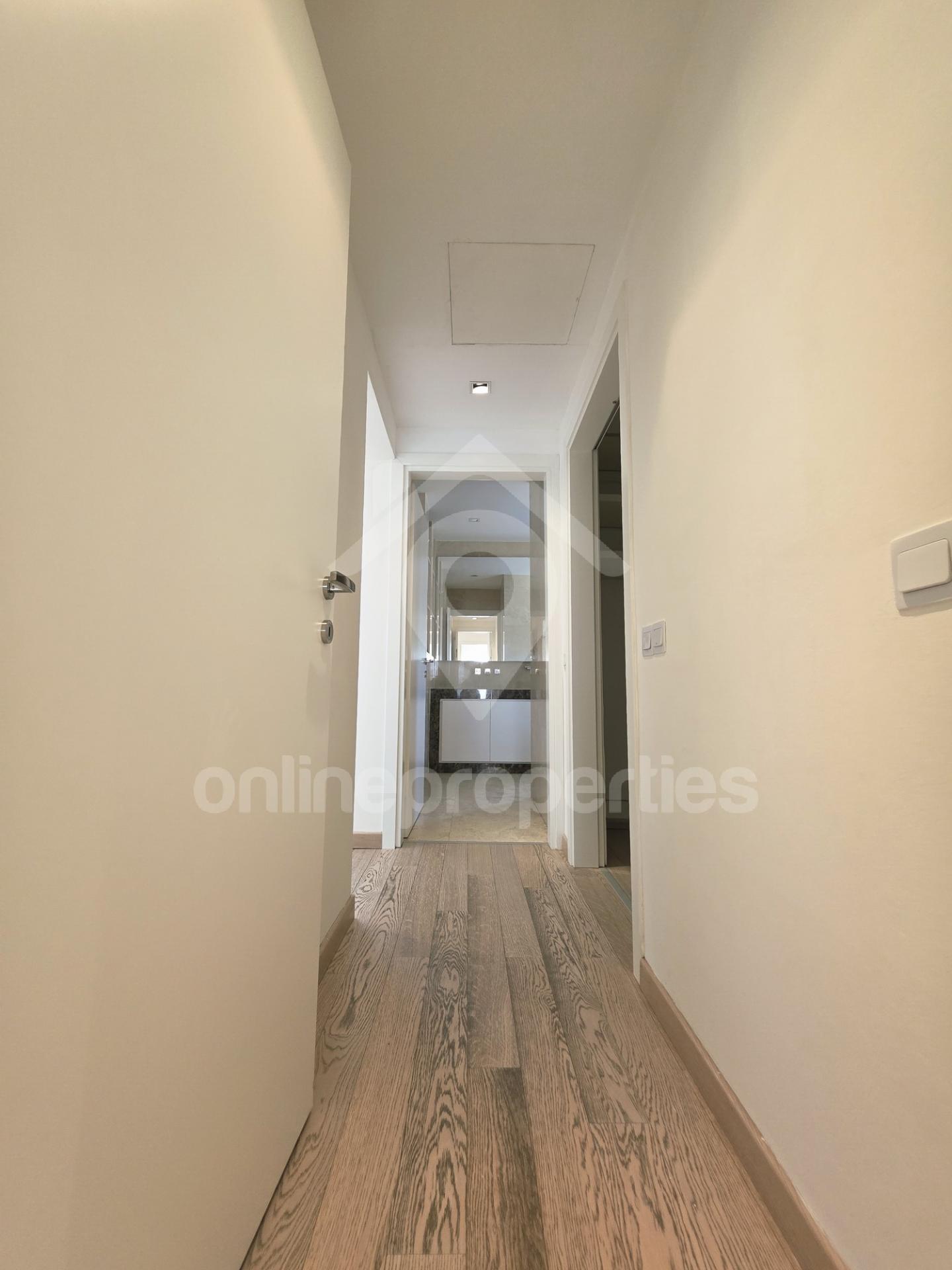 To change image, hover mouse over thumbnails below