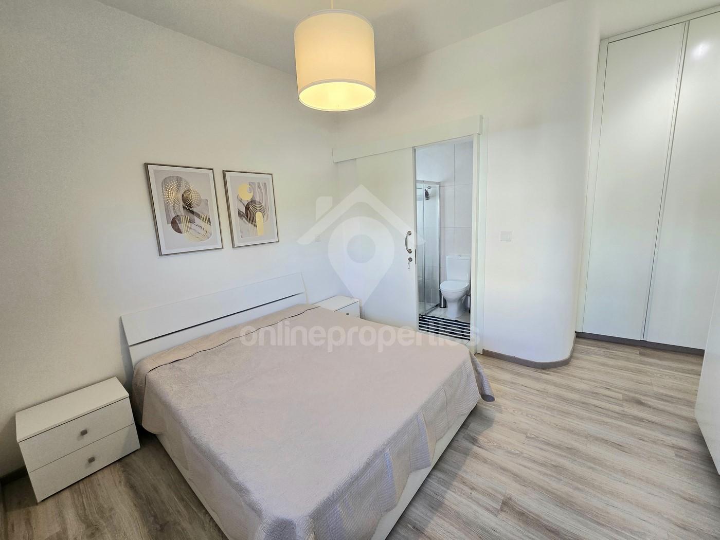 To change image, hover mouse over thumbnails below