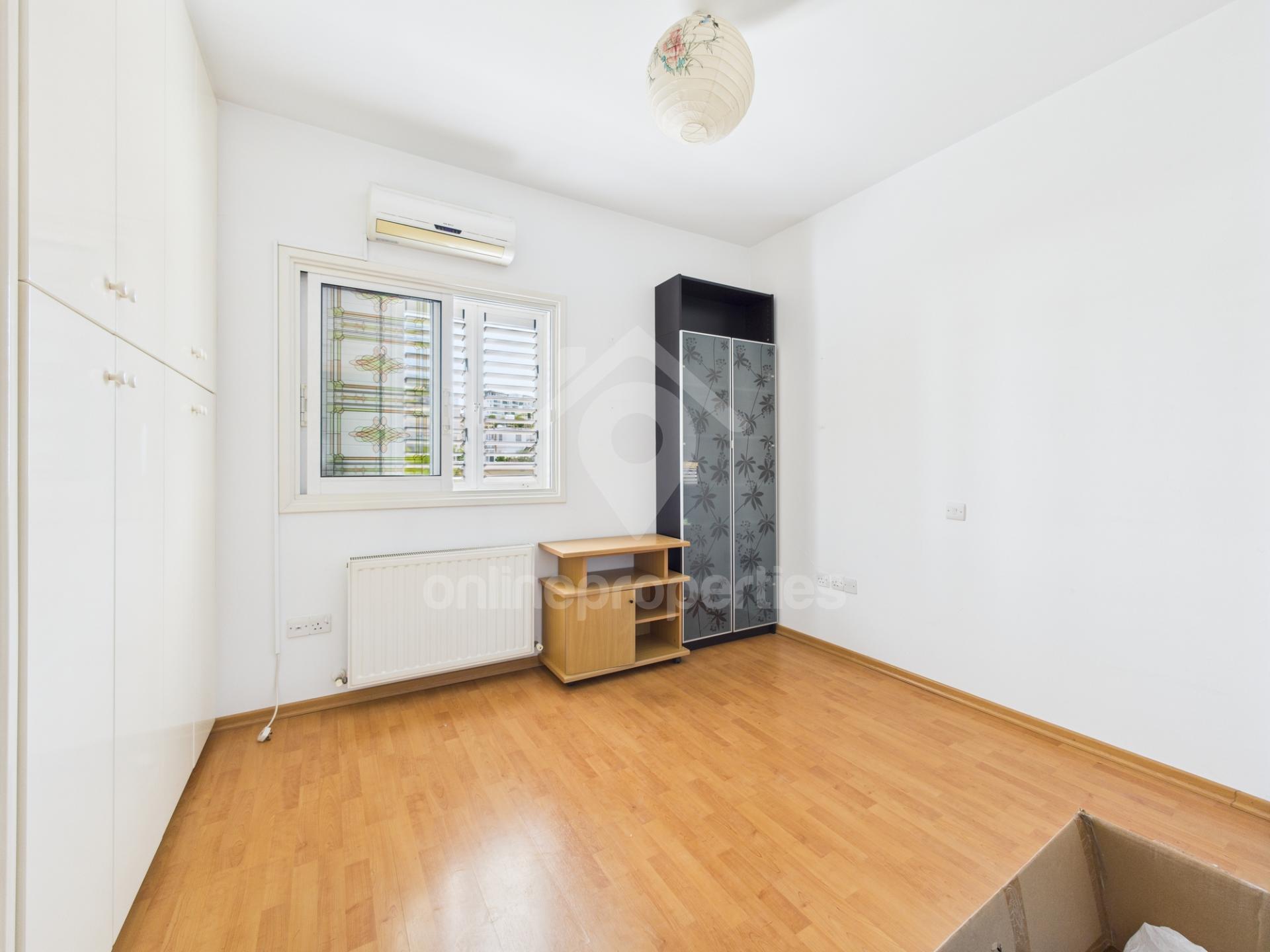 To change image, hover mouse over thumbnails below