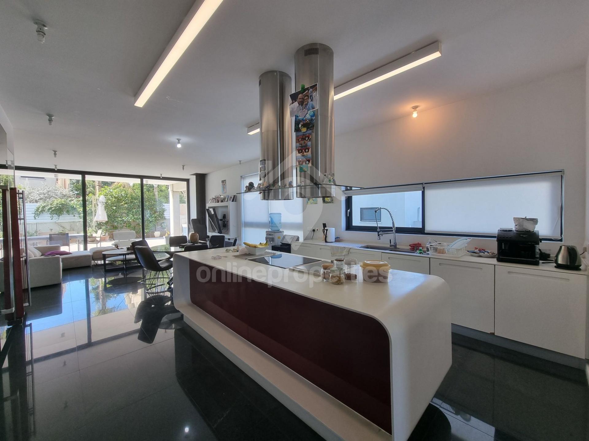 To change image, hover mouse over thumbnails below