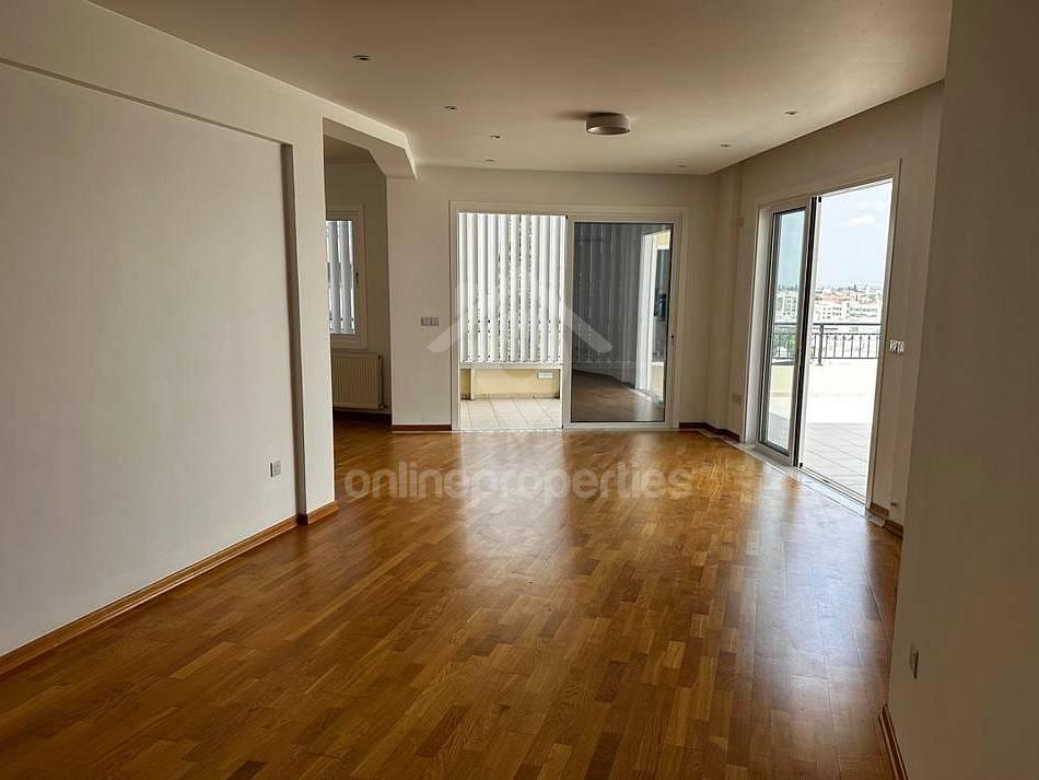 Top floor 2-bedroom near the city center