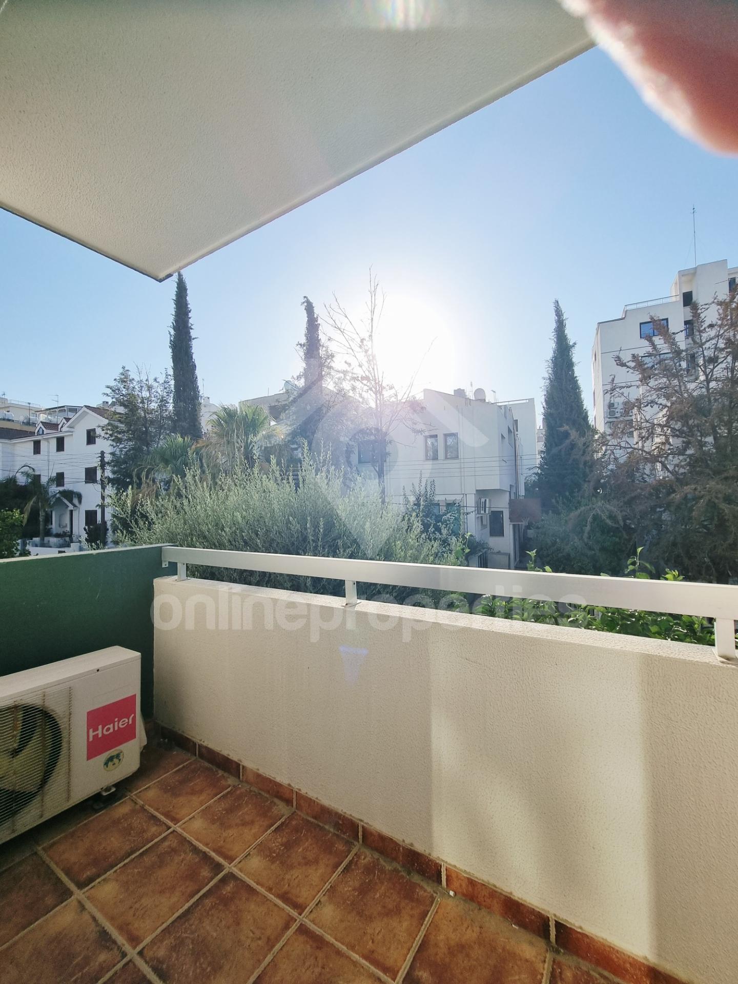 To change image, hover mouse over thumbnails below