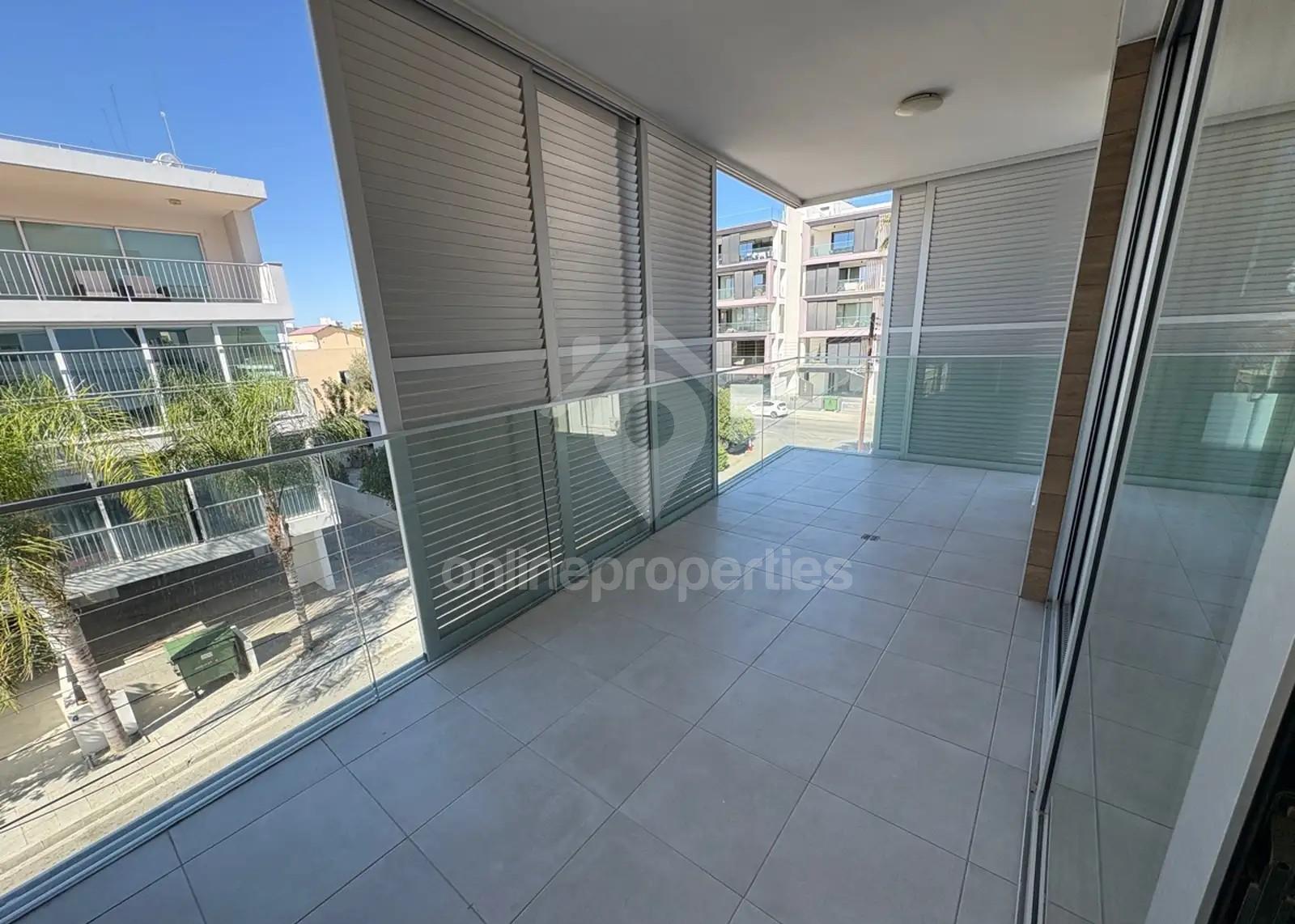 To change image, hover mouse over thumbnails below