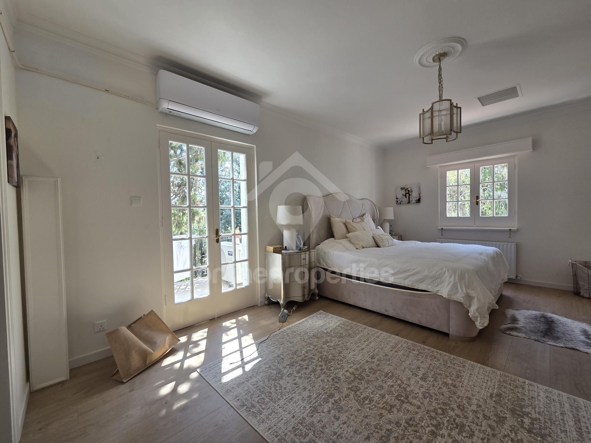 To change image, hover mouse over thumbnails below