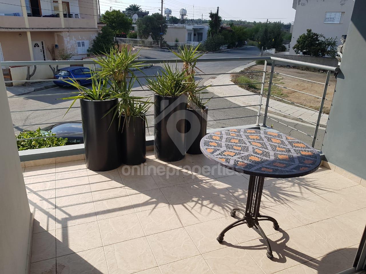 To change image, hover mouse over thumbnails below