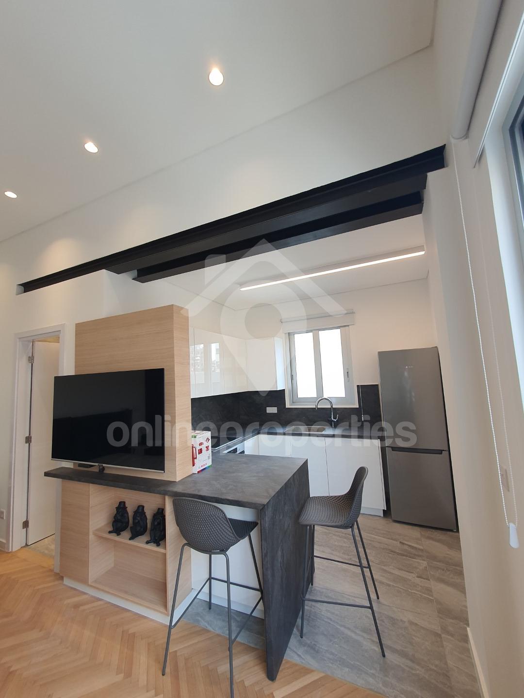 To change image, hover mouse over thumbnails below