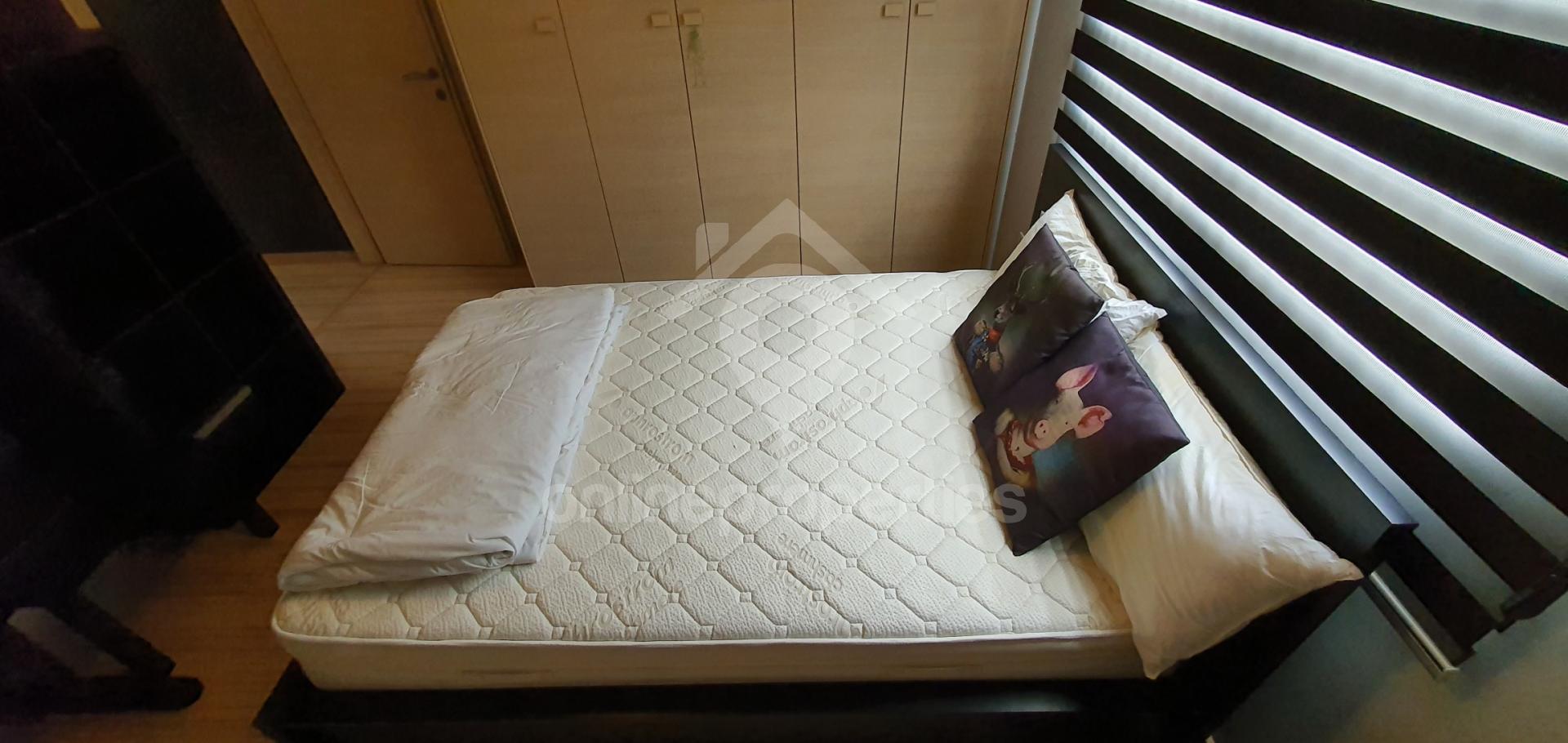 To change image, hover mouse over thumbnails below