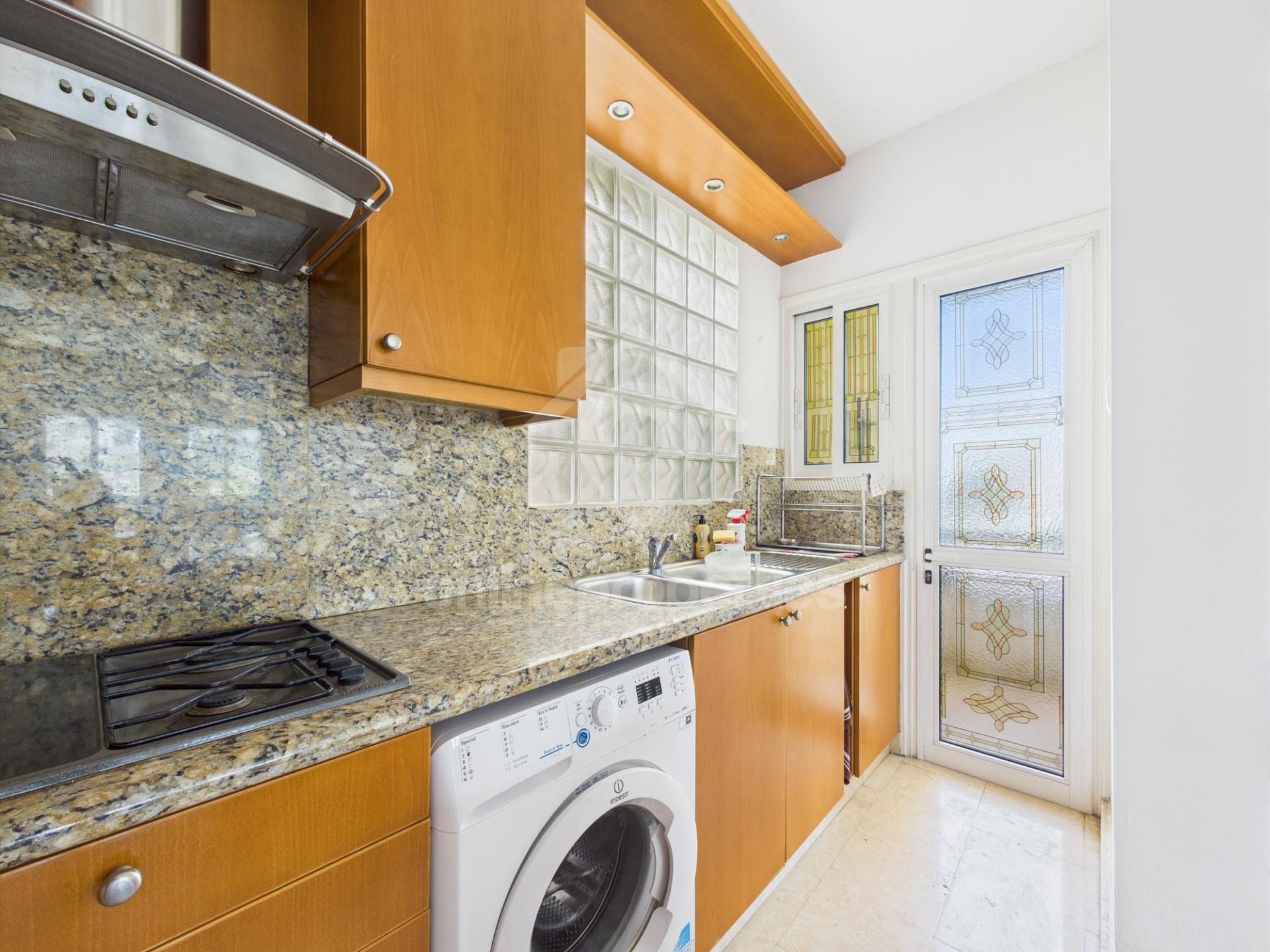 To change image, hover mouse over thumbnails below