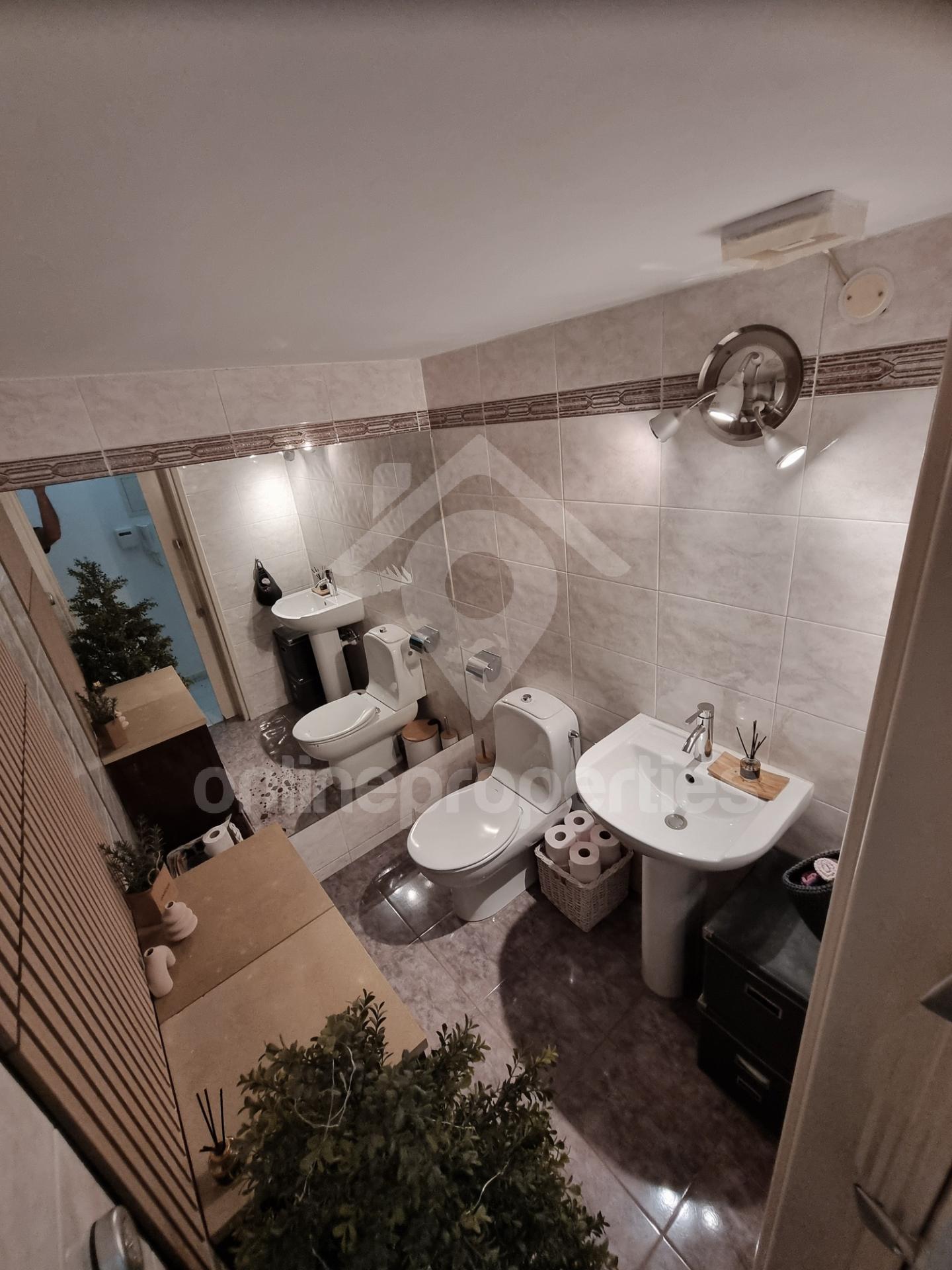 To change image, hover mouse over thumbnails below