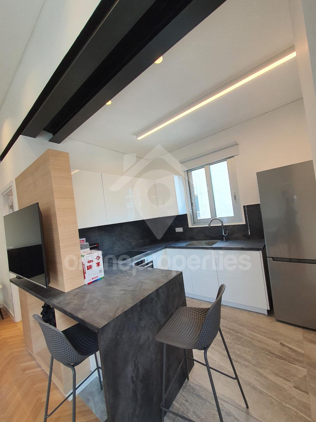 To change image, hover mouse over thumbnails below