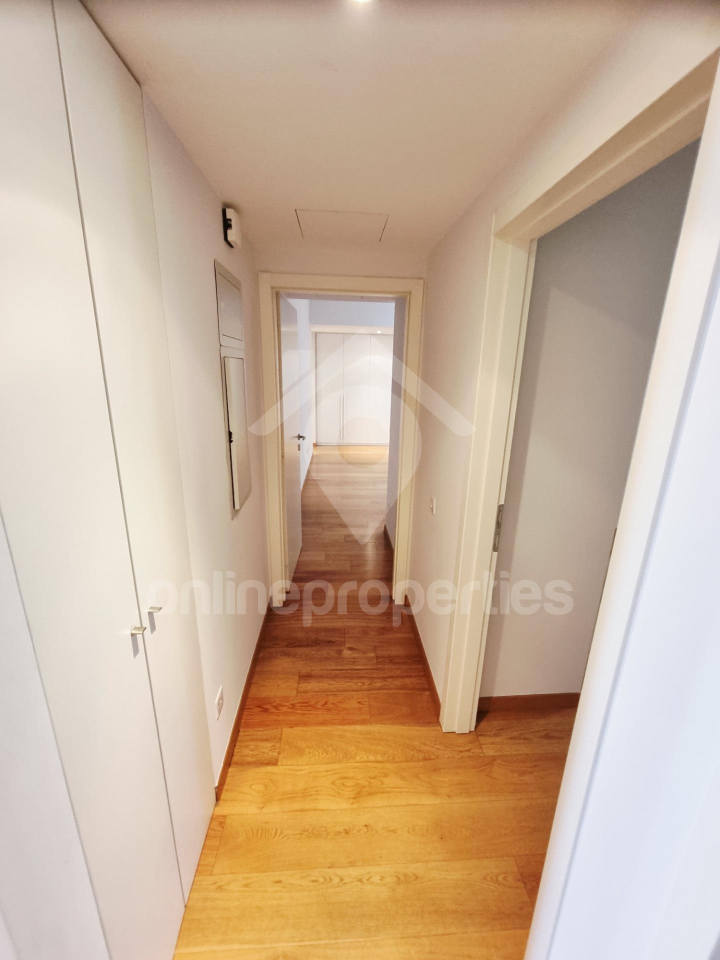 To change image, hover mouse over thumbnails below