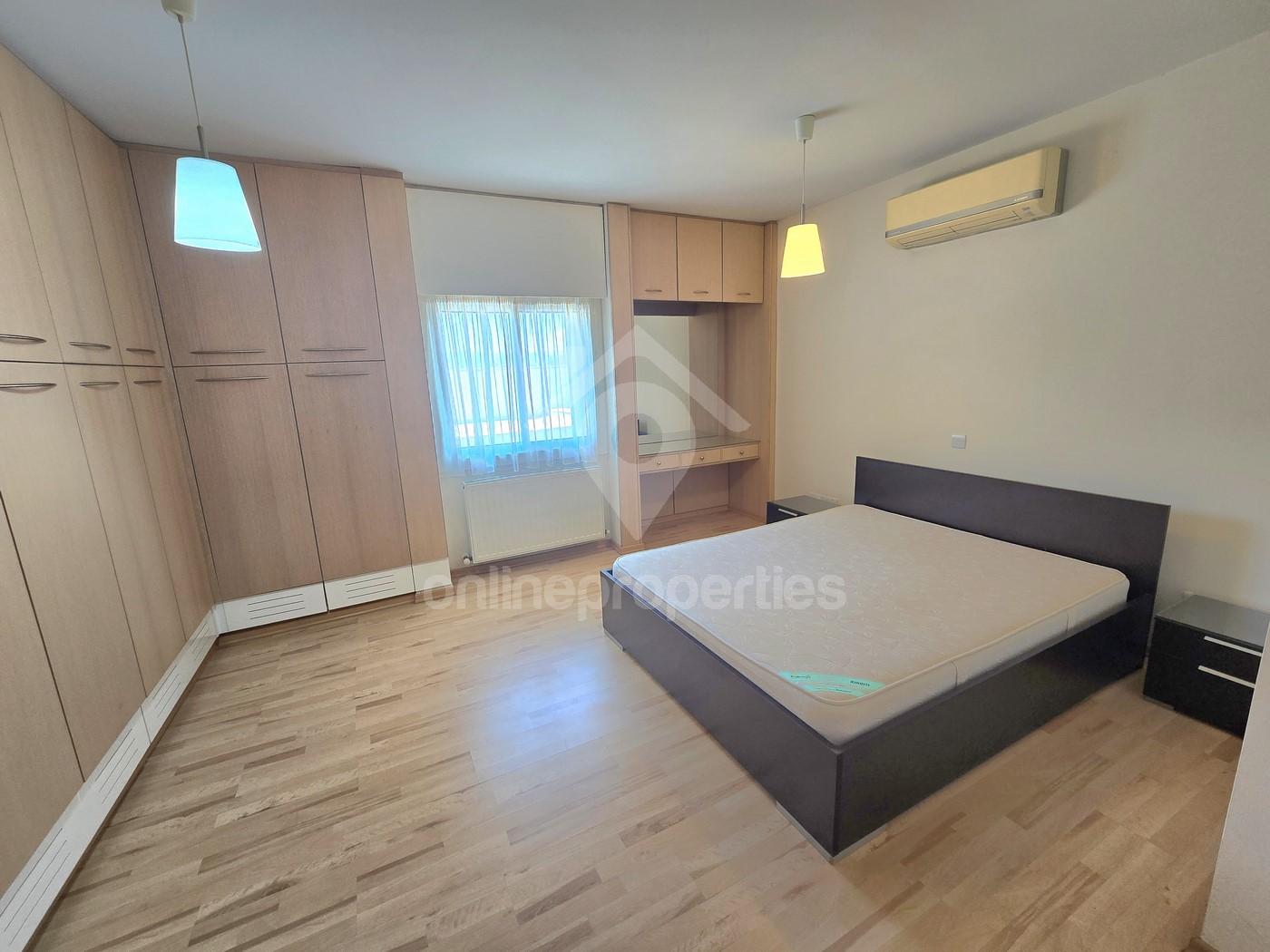 To change image, hover mouse over thumbnails below