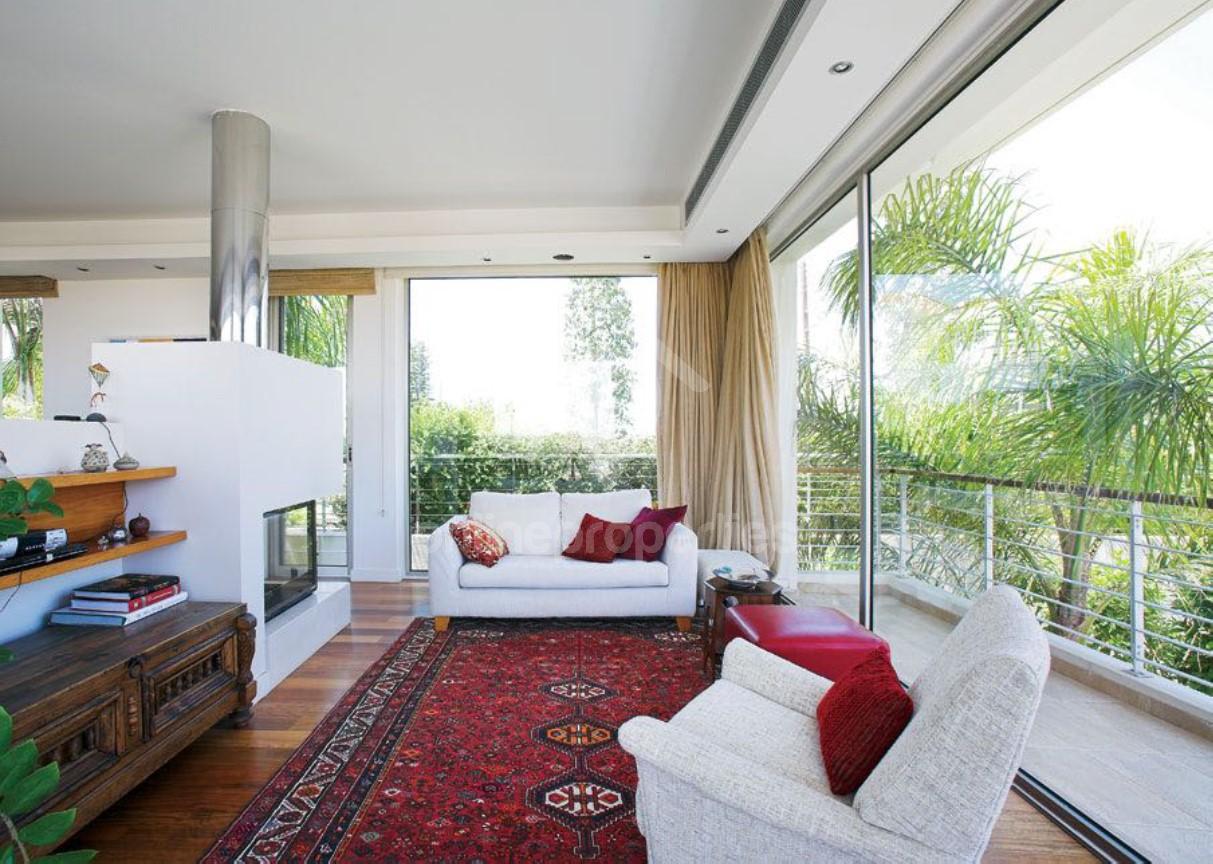 To change image, hover mouse over thumbnails below