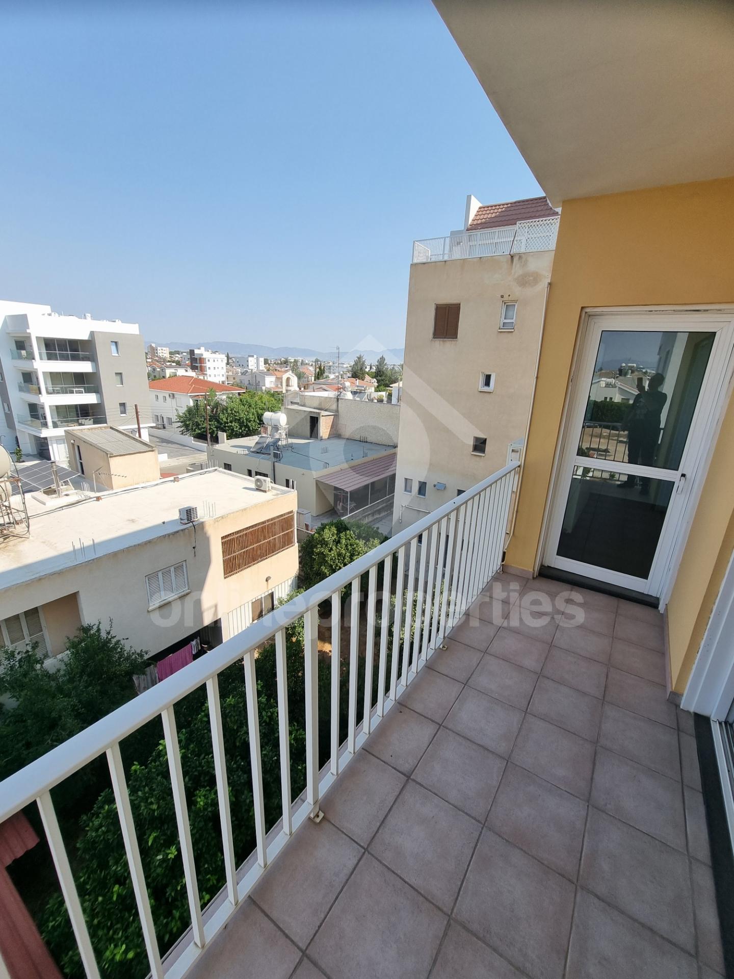 To change image, hover mouse over thumbnails below