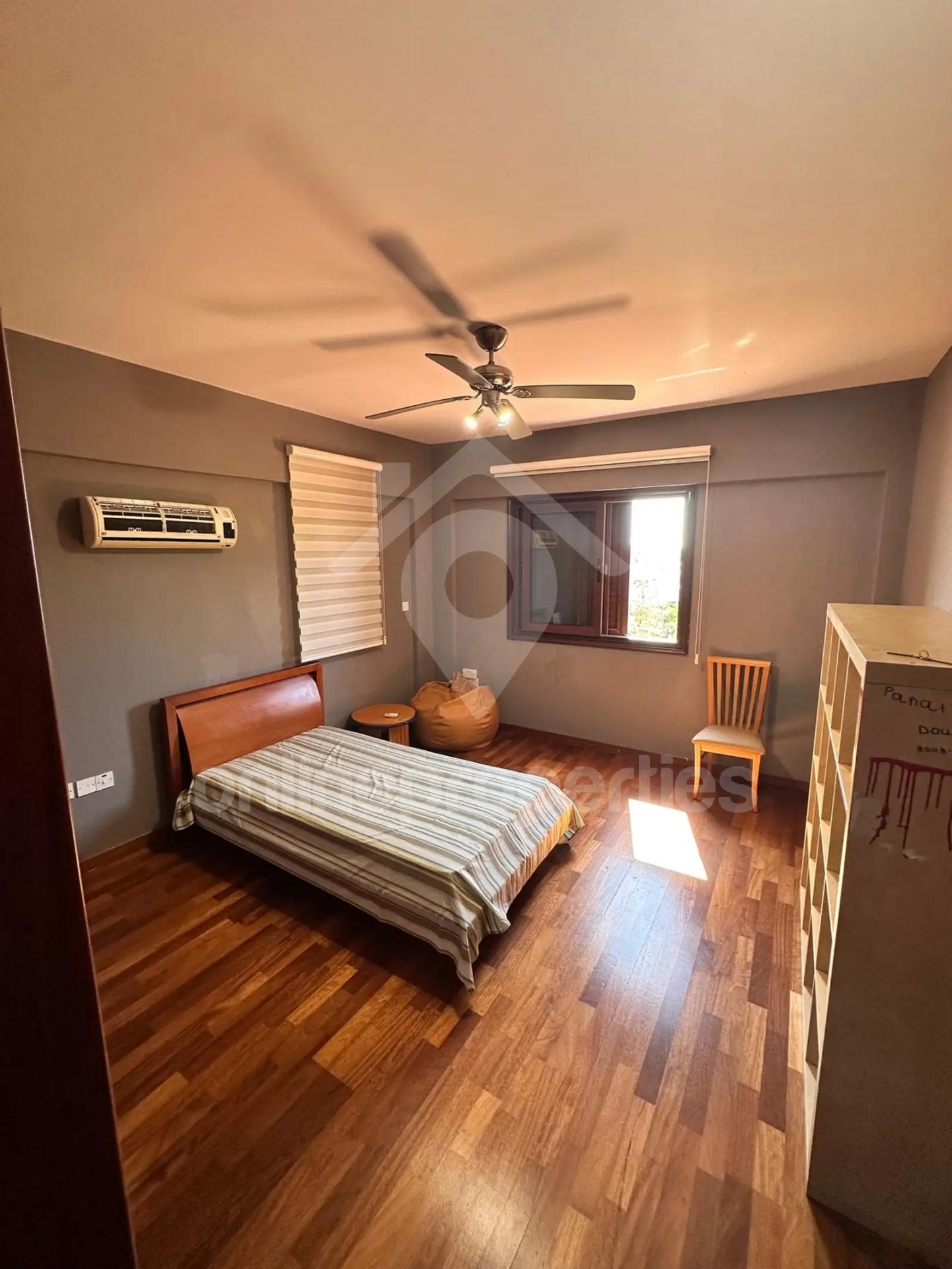 To change image, hover mouse over thumbnails below