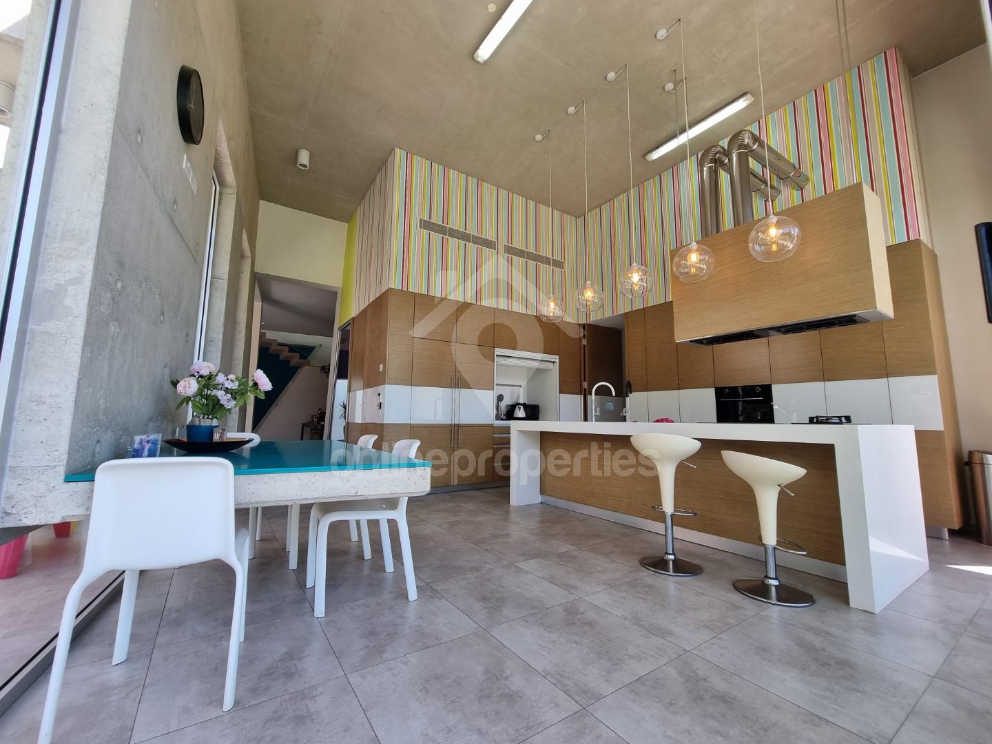 To change image, hover mouse over thumbnails below