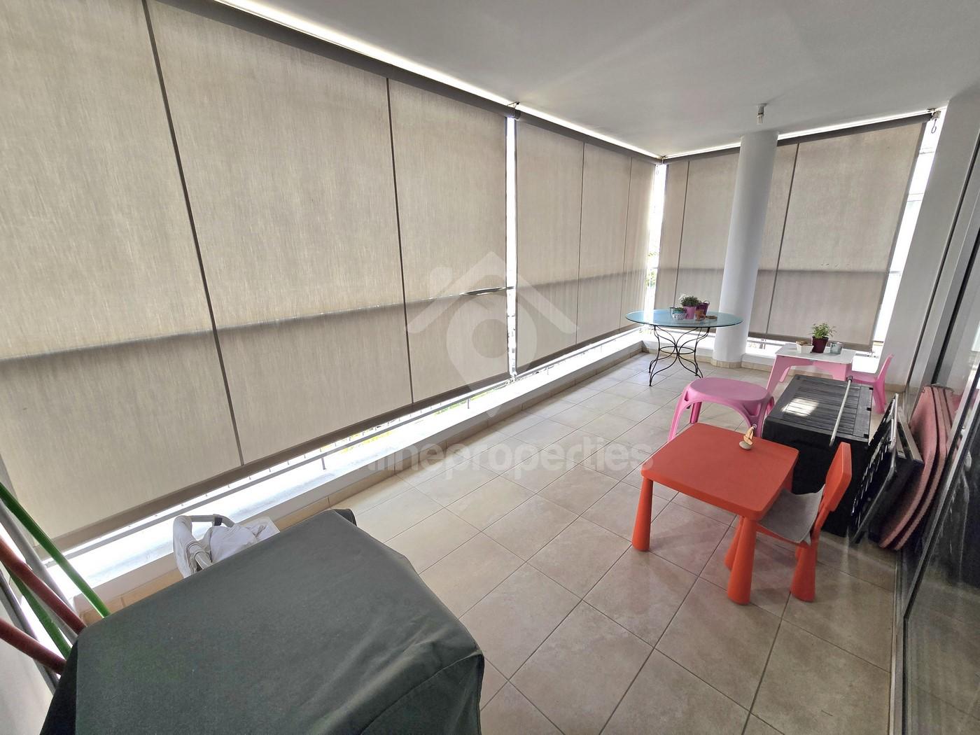 To change image, hover mouse over thumbnails below