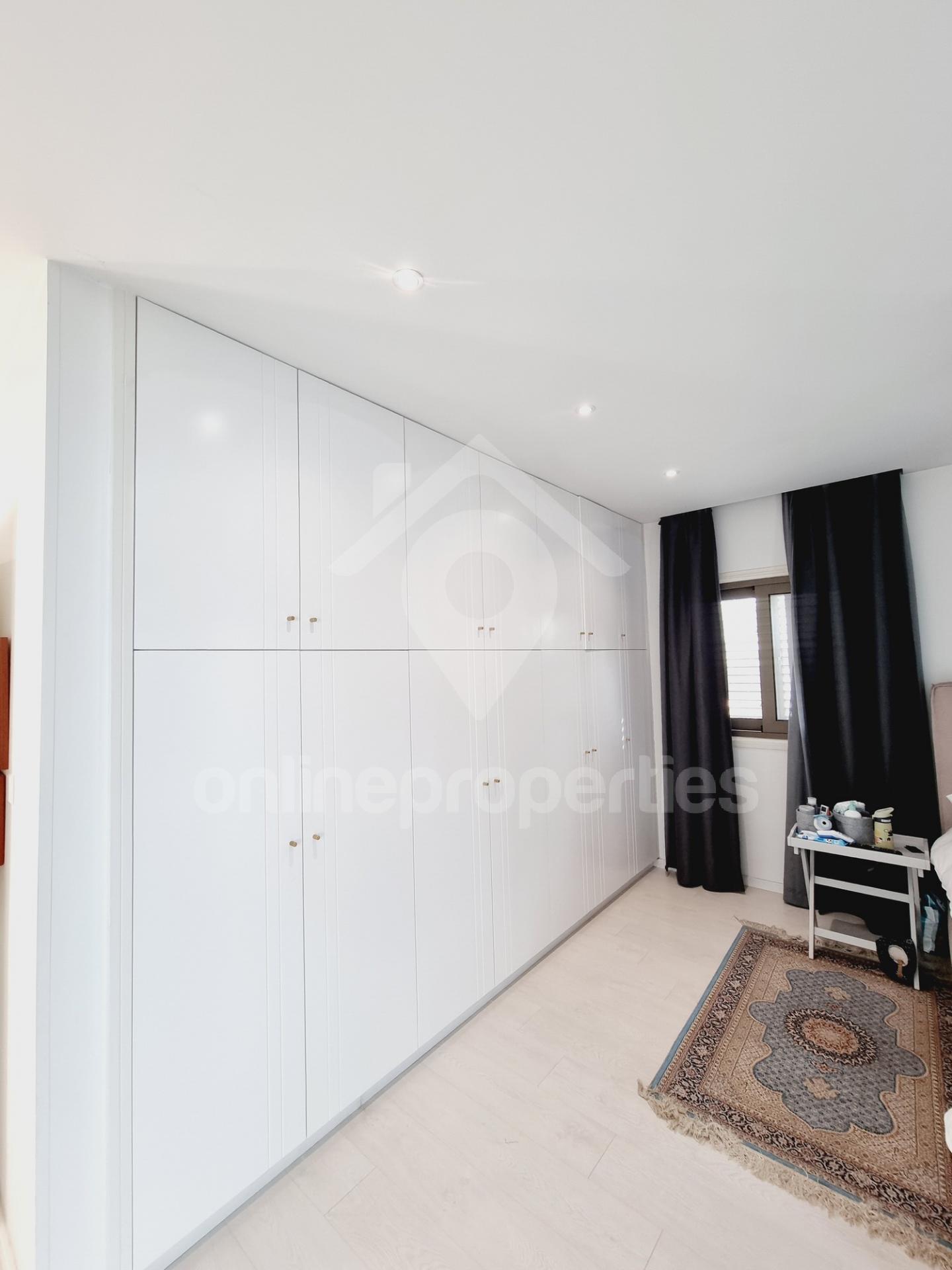 To change image, hover mouse over thumbnails below